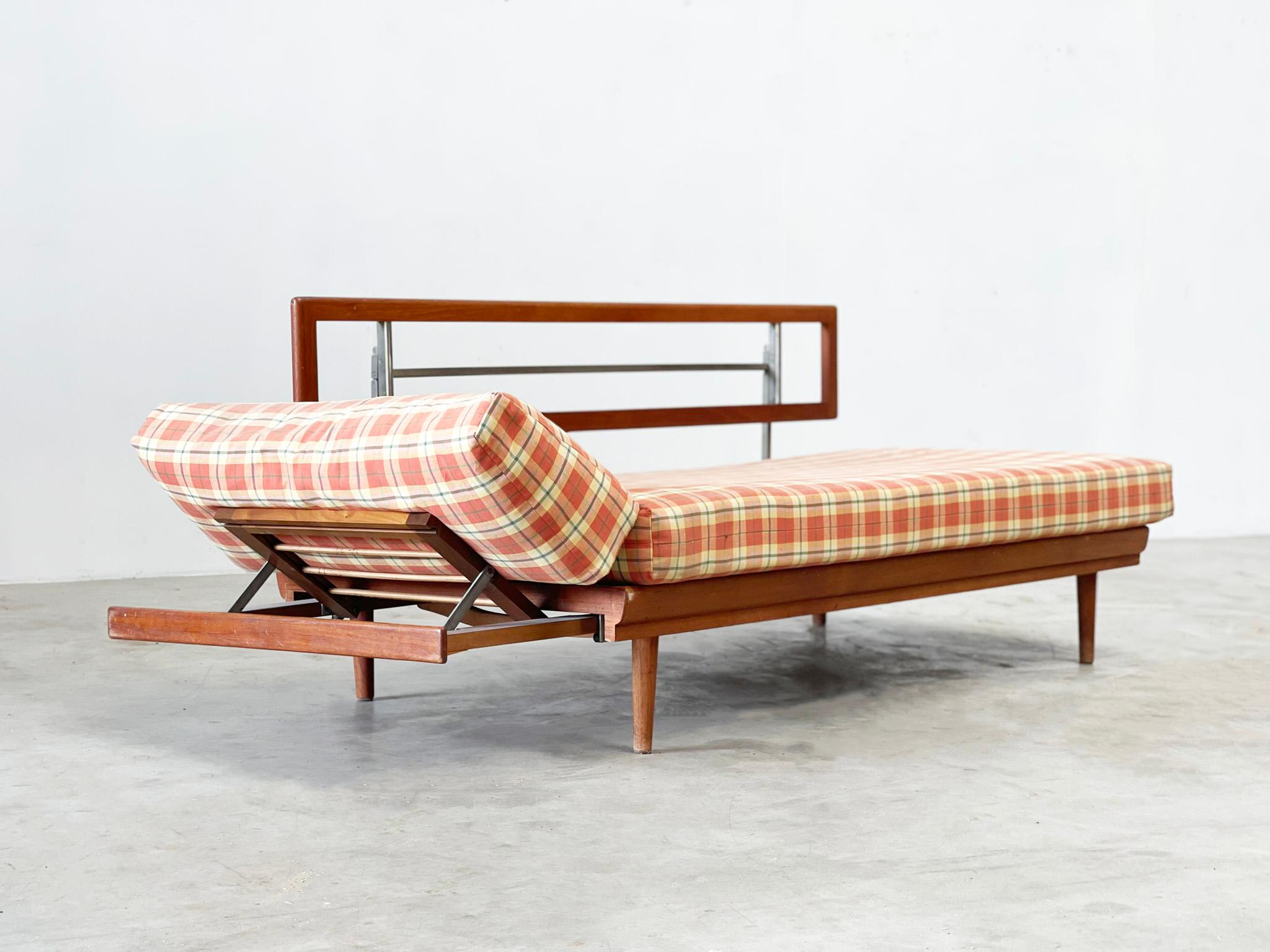 Late 20th Century A Knoll Antimott daybed and sofa by Wilhelm Knoll For Sale