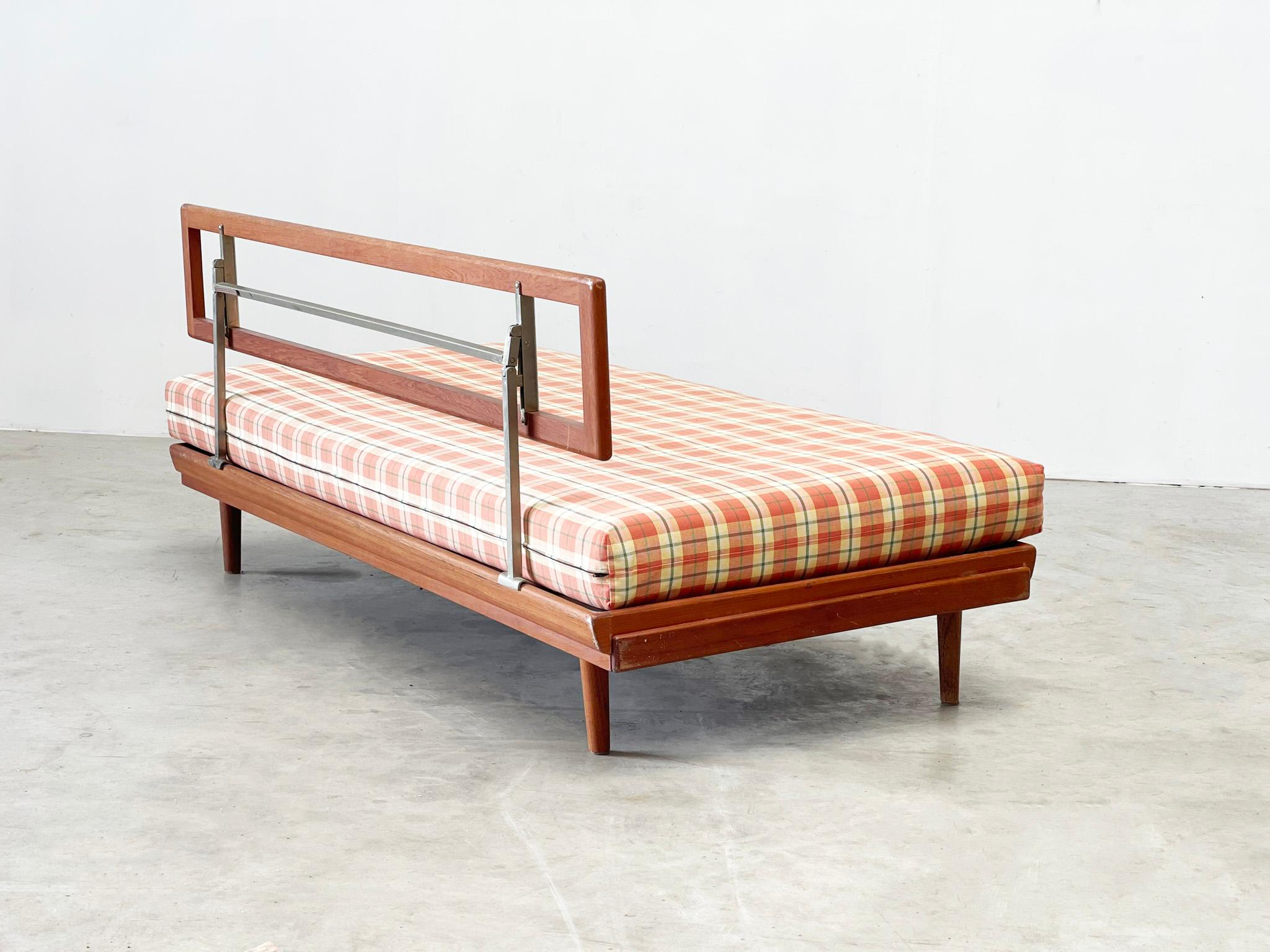 A Knoll Antimott daybed and sofa by Wilhelm Knoll For Sale 2