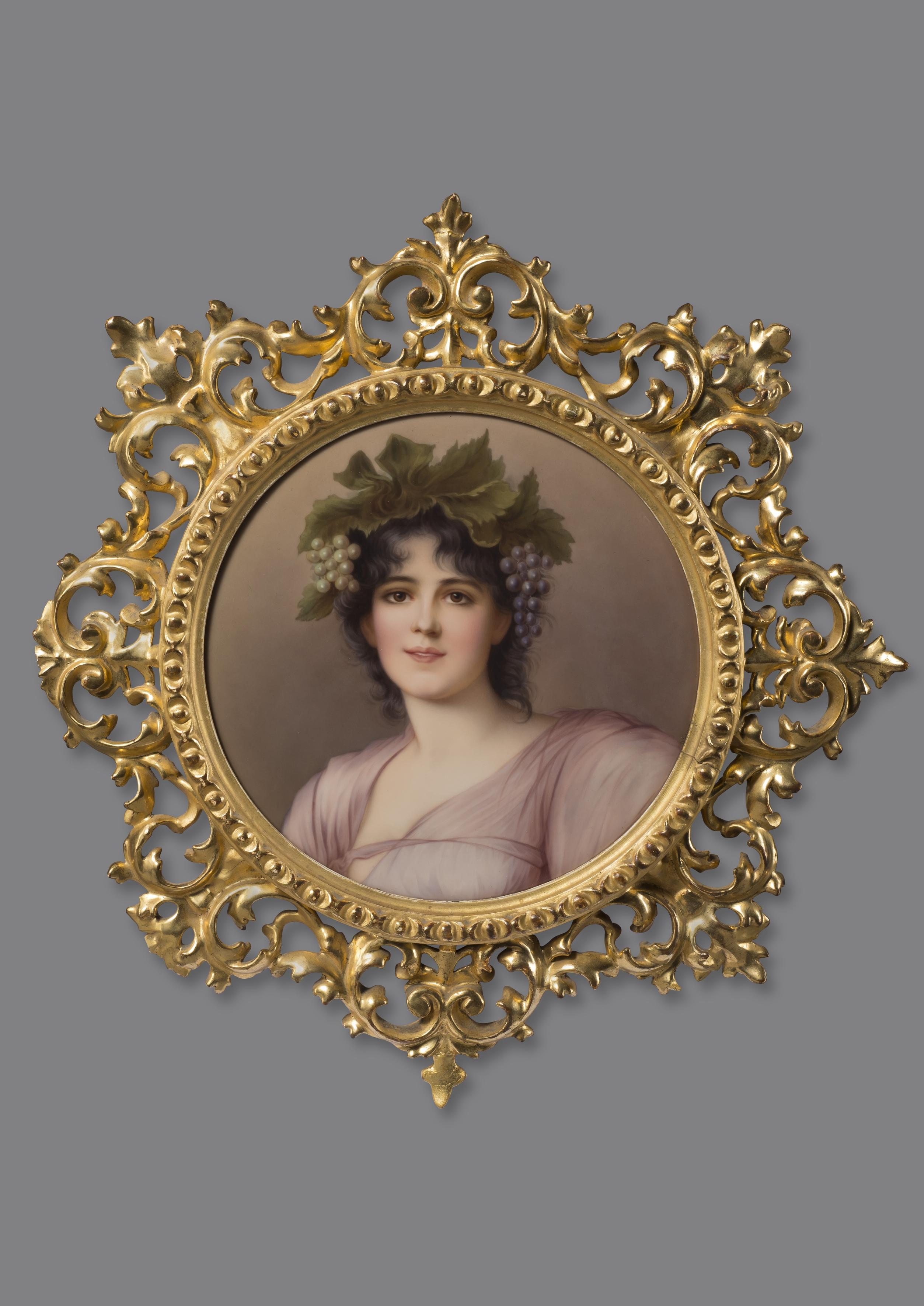 Plaque circulaire en porcelaine de style KPM représentant une jeune fille en Bacchante, dans un cadre en bois doré florentin finement sculpté. 

Allemand, vers 1910.

Fondée à Berlin en 1750, la « KPM » ou « Koenigliche Porzellan-Manufaktur » a