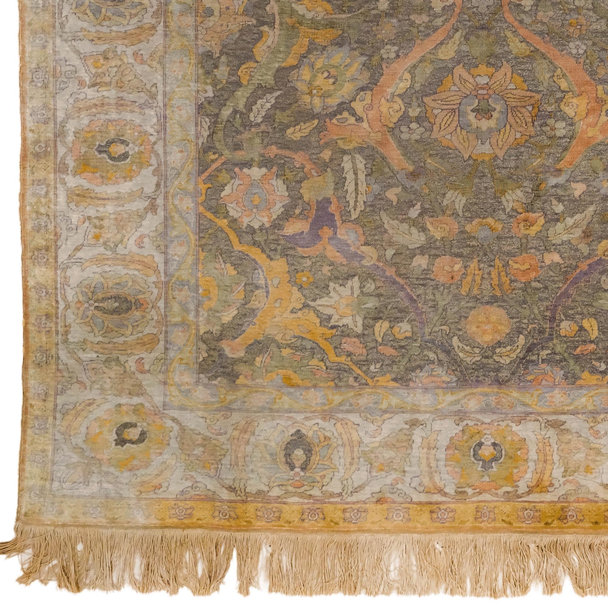 Kum Kapi è un insolito tappeto in seta e fili metallici dal design polacco

Dimensioni: 142×210 cm

Kumkapı era un villaggio di popolazione armena dove nel XIX secolo venivano tessuti tappeti di seta pura di straordinaria qualità. Sebbene oggi sia