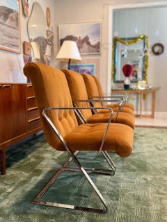 Un set di 4 sedie da pranzo a sbalzo di Chromcract in velluto marrone.