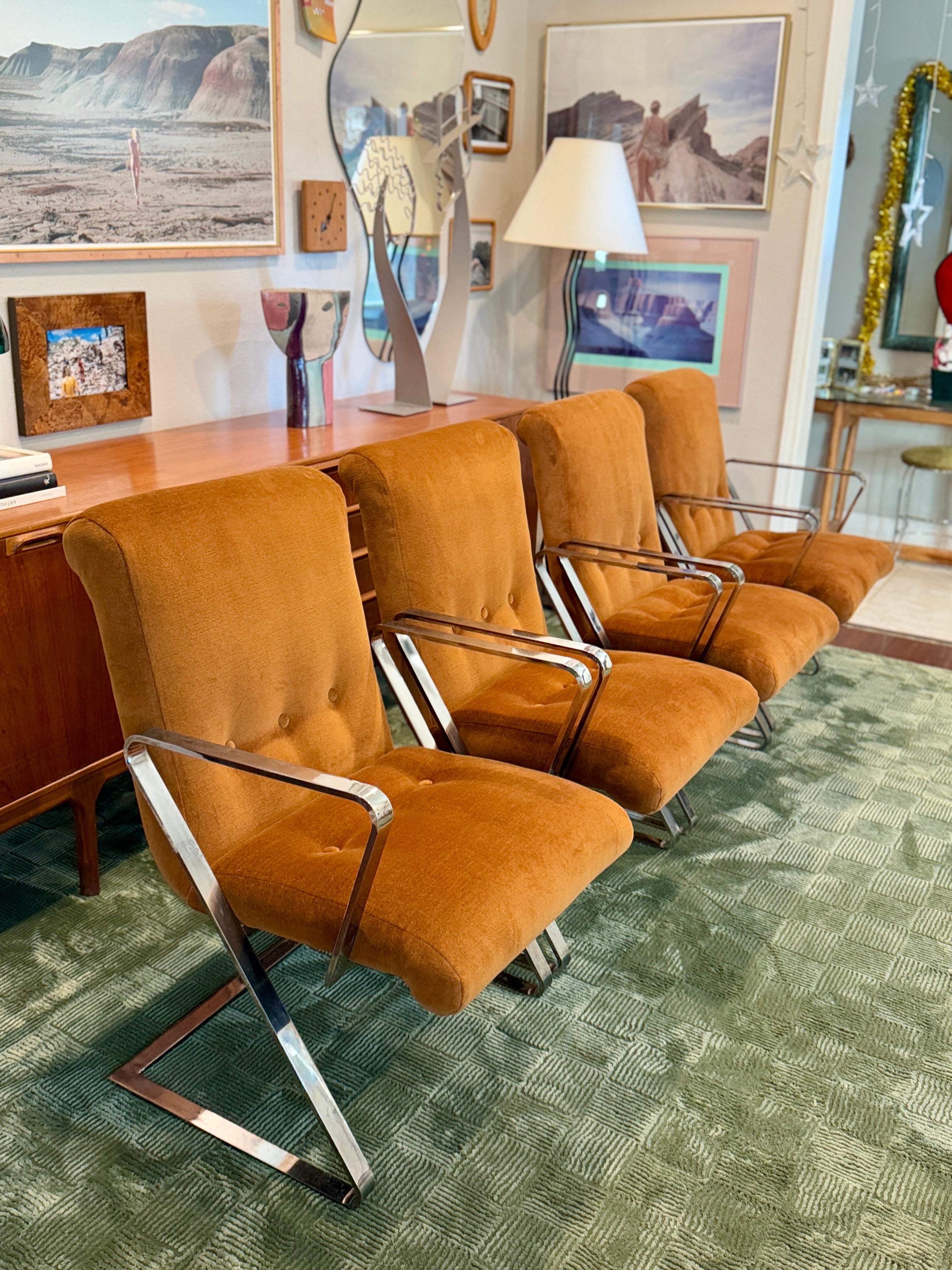 Mid-Century moderno Un set di 4 sedie da pranzo a sbalzo di Chromcract in velluto marrone. in vendita