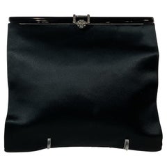 A LA REINE DES FÉES Schwarze Satin-Clutch mit Strass-Schließe