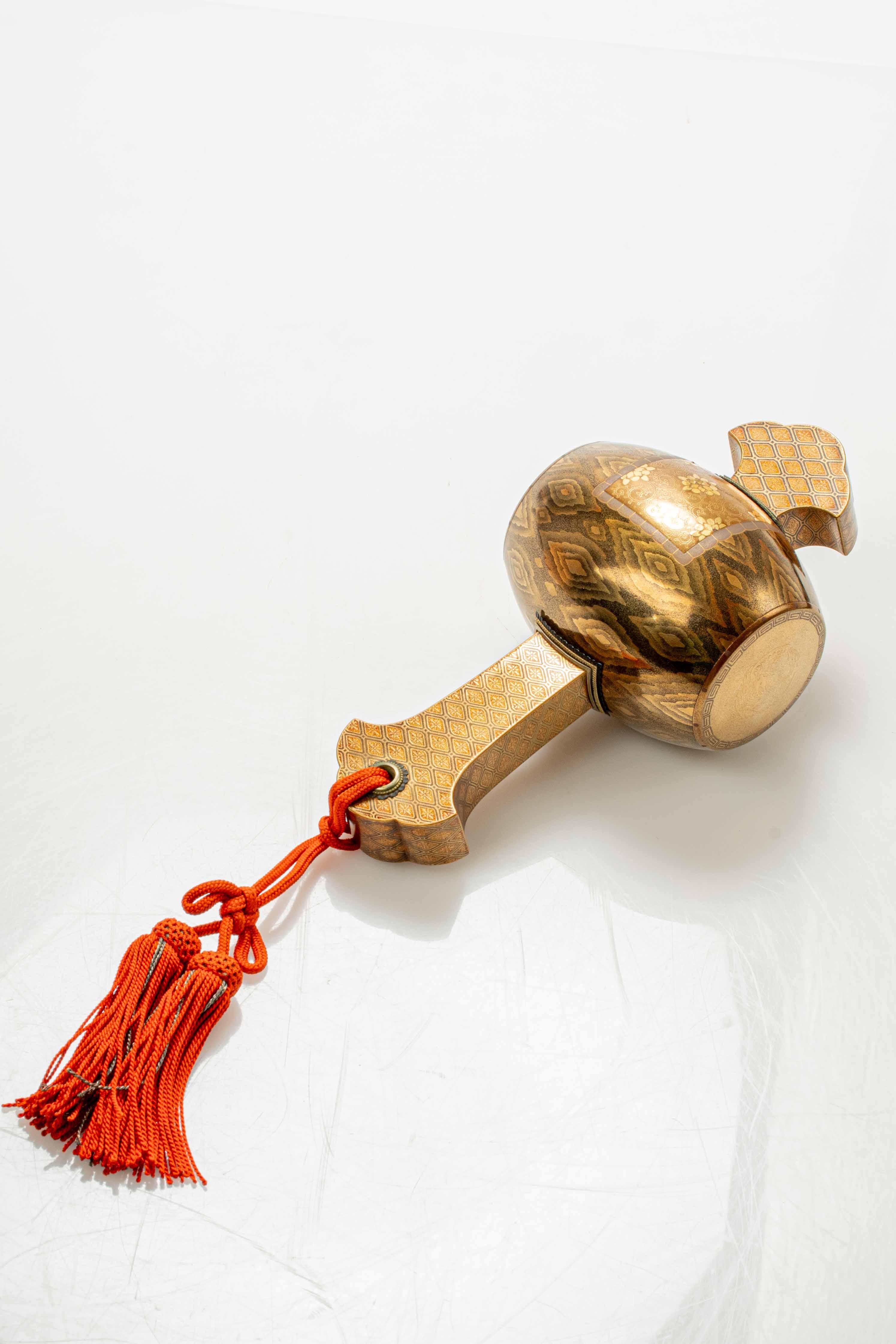 Daikokus Hammer mit Lack und Blattgold (Lackiert) im Angebot