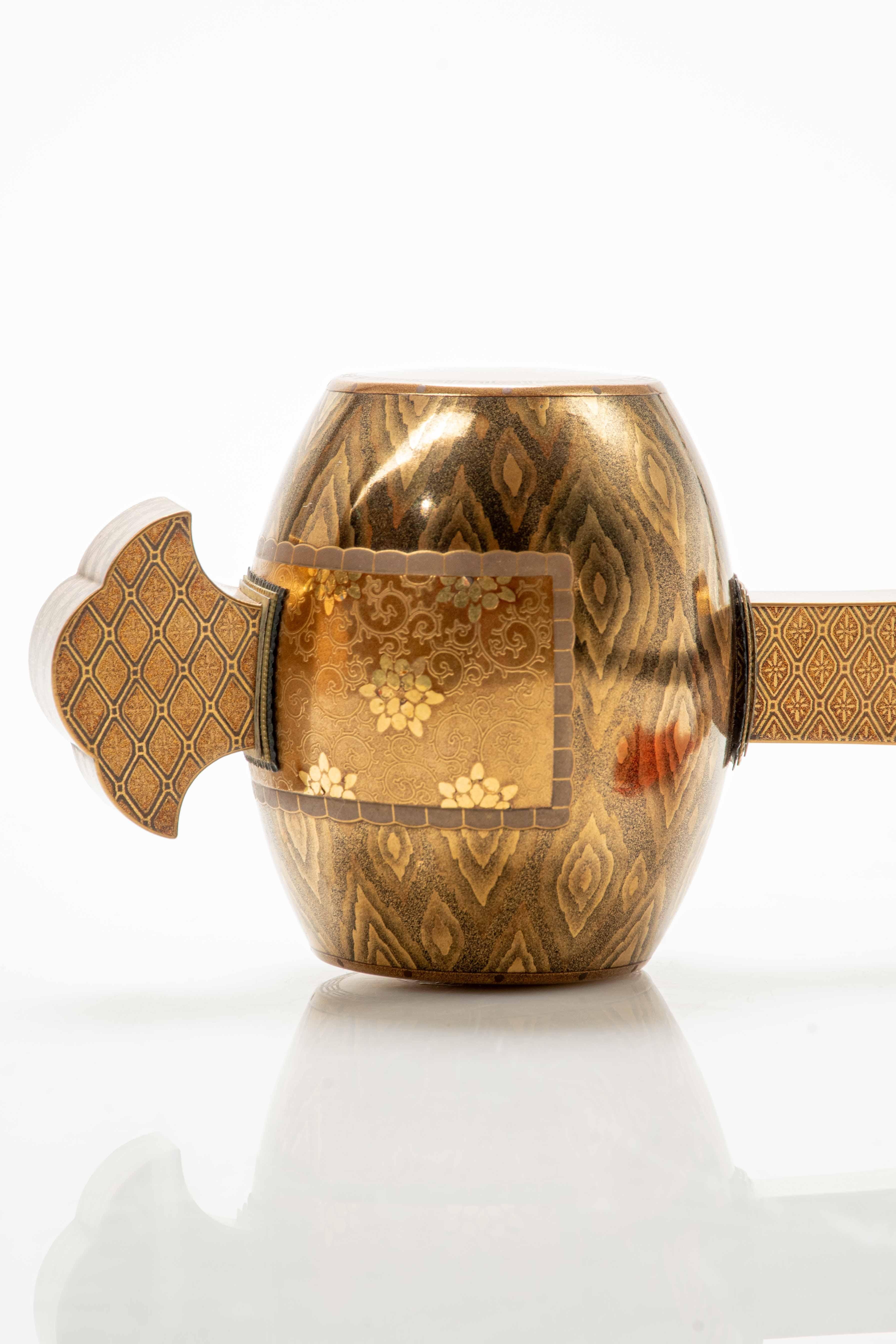 Daikokus Hammer mit Lack und Blattgold im Angebot 1