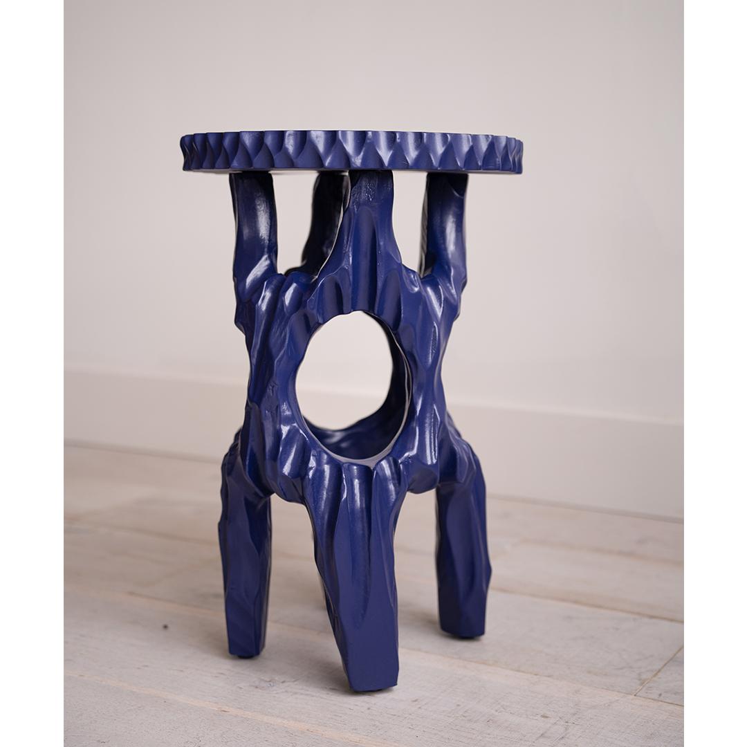 Cette table d'appoint sculpturale, magnifiquement remise à neuf dans une laque bleue audacieuse, associe des formes organiques à une élégance moderne. Sa texture unique et sa finition vibrante en font une pièce d'accent saisissante pour tout espace
