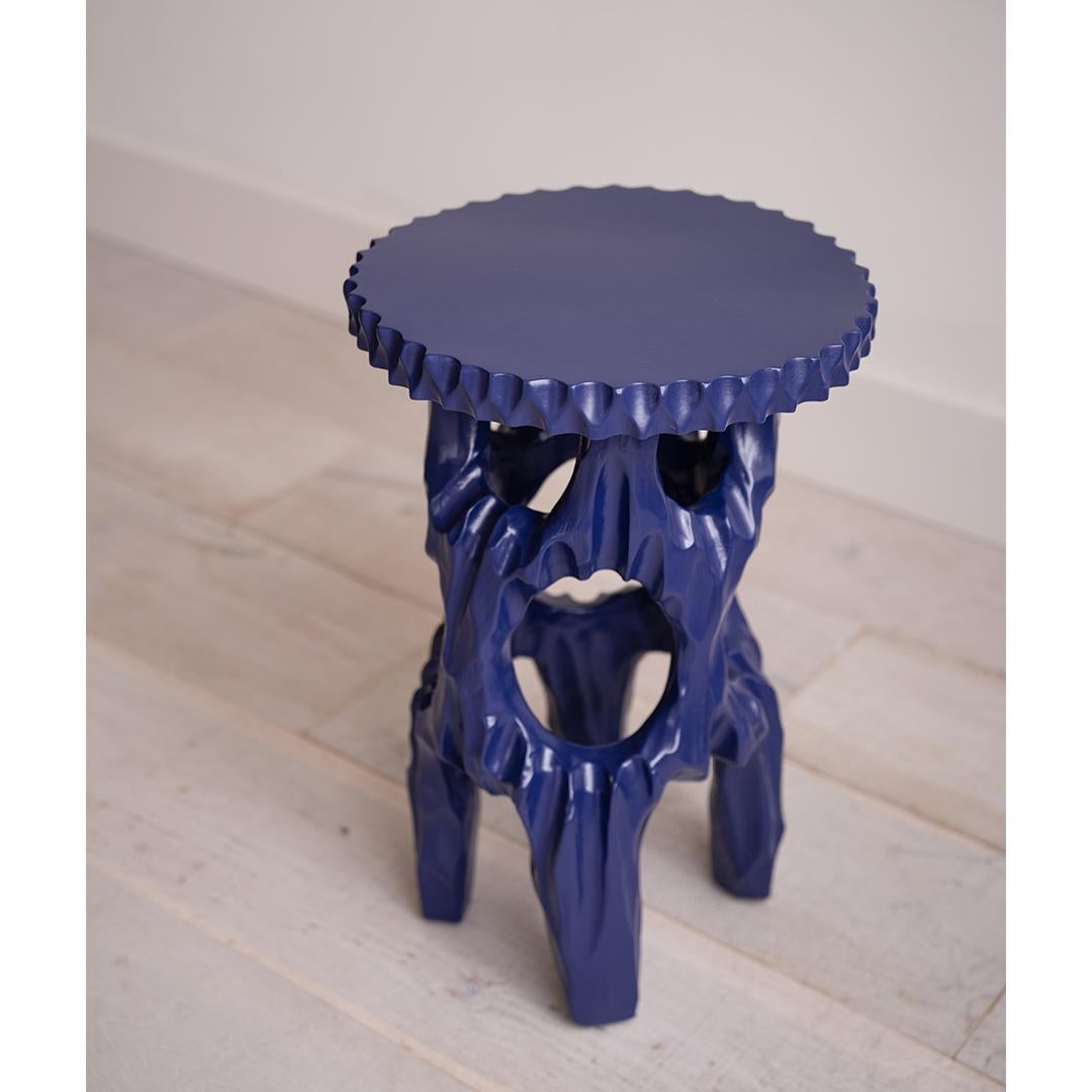 Mid-Century Modern Table d'appoint en bois sculpté bleu laqué en vente