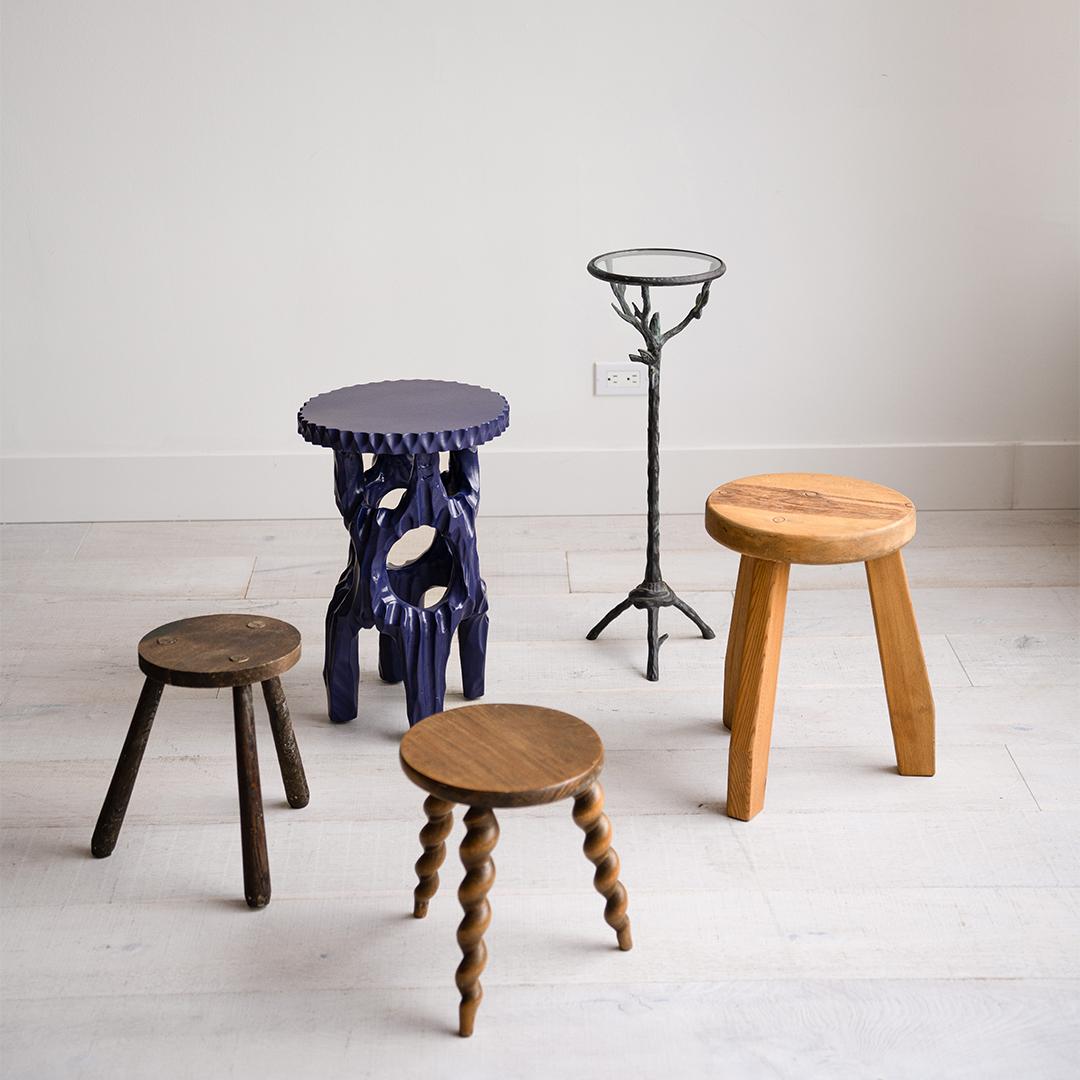 Américain Table d'appoint en bois sculpté bleu laqué en vente