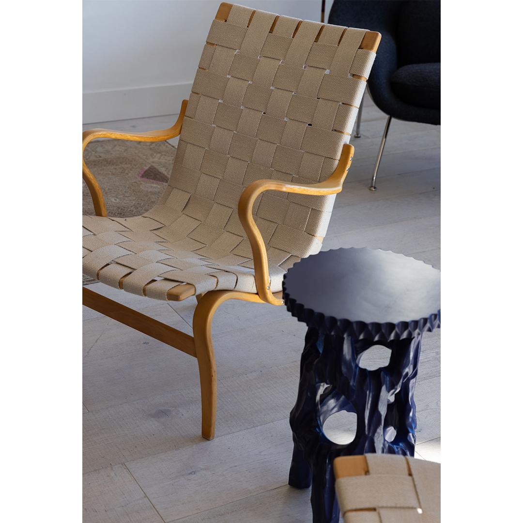20ième siècle Table d'appoint en bois sculpté bleu laqué en vente