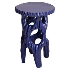 Tavolino in legno intagliato blu laccato