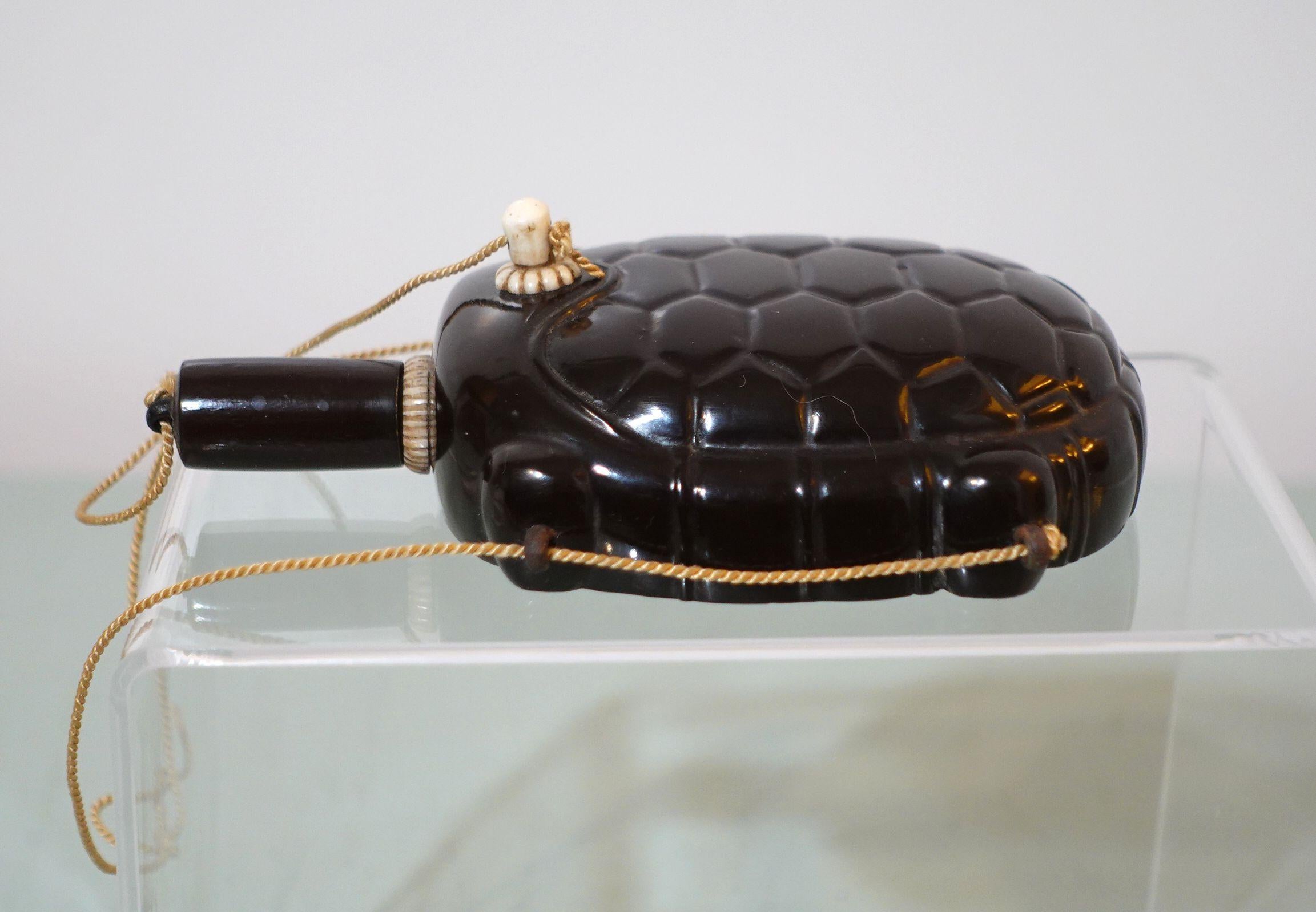 Sculpté à la main En forme de coquille de tortue en corne de poudre en laque japonaise, 19ème siècle en vente