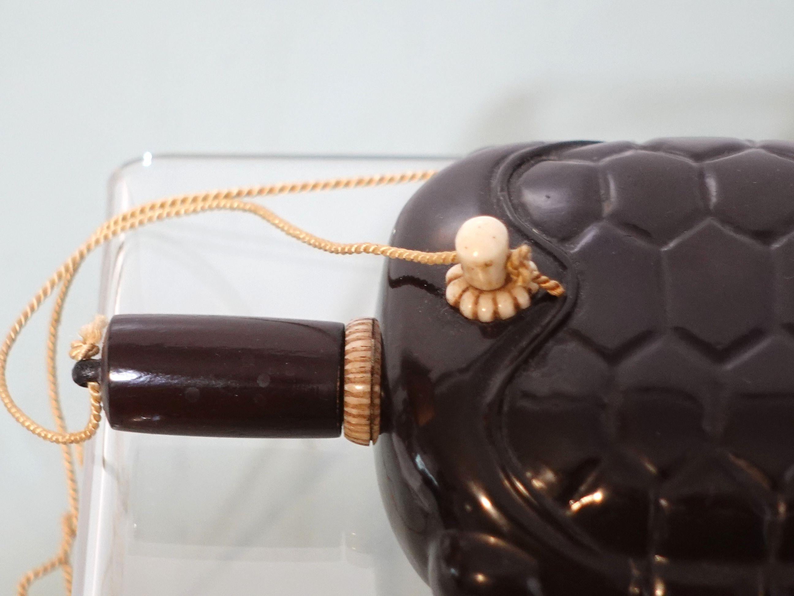 En forme de coquille de tortue en corne de poudre en laque japonaise, 19ème siècle Bon état - En vente à Norton, MA