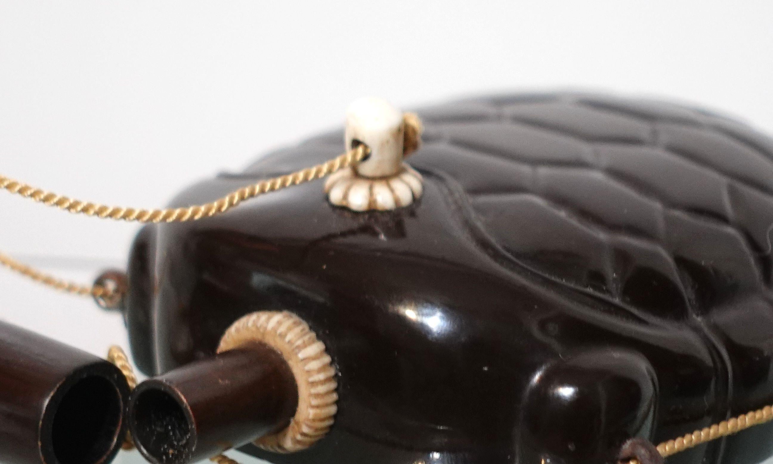 En forme de coquille de tortue en corne de poudre en laque japonaise, 19ème siècle en vente 1
