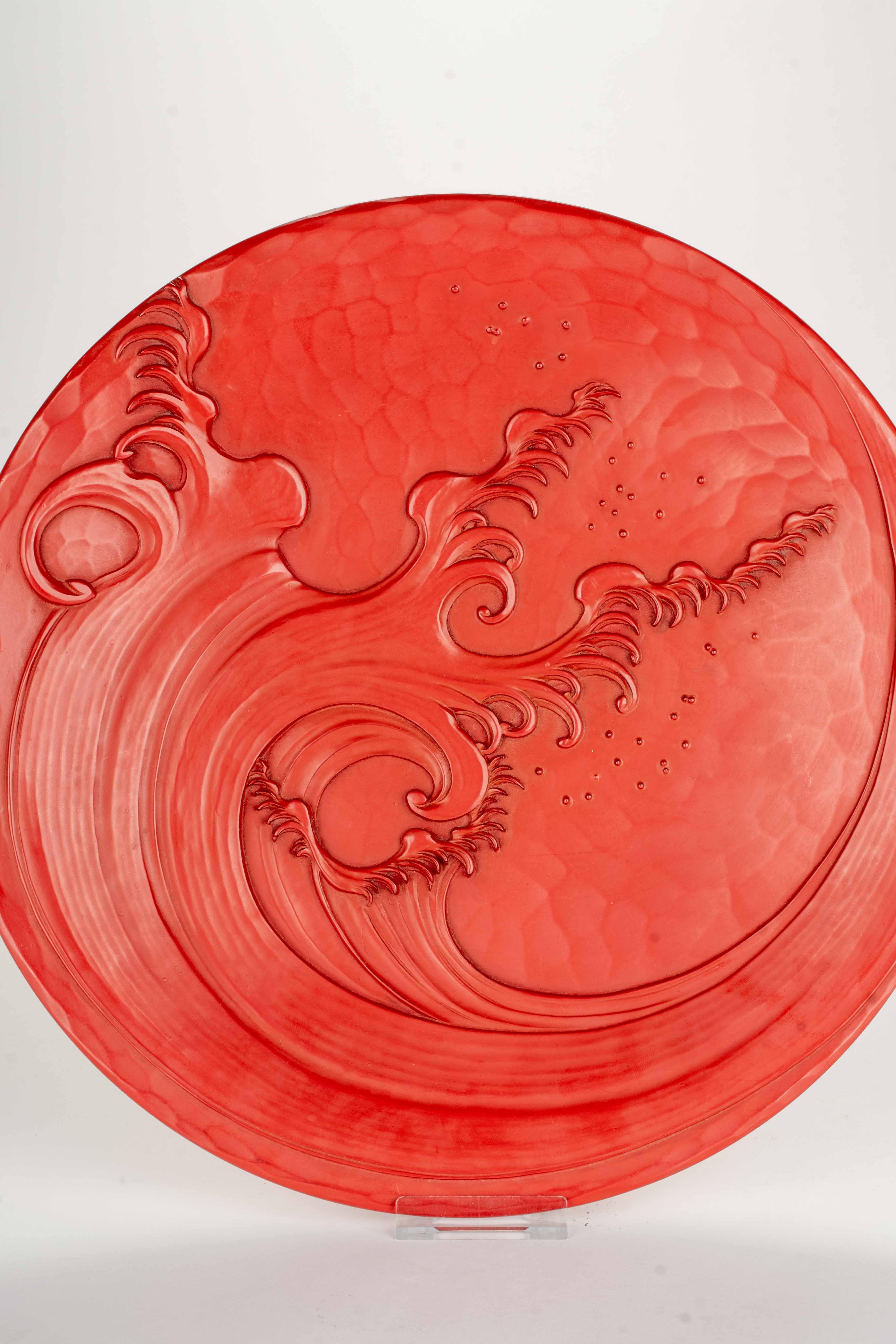 Large round lacquered wooden plate, decorated in relief with a majestic wave inspired by the famous “Great Wave of Kanagawa” by Hokusai.

Signature engraved under the base.

Period: Taisho Showa 20th century.
Dimensions: 36 x 5 cm.
Condition: