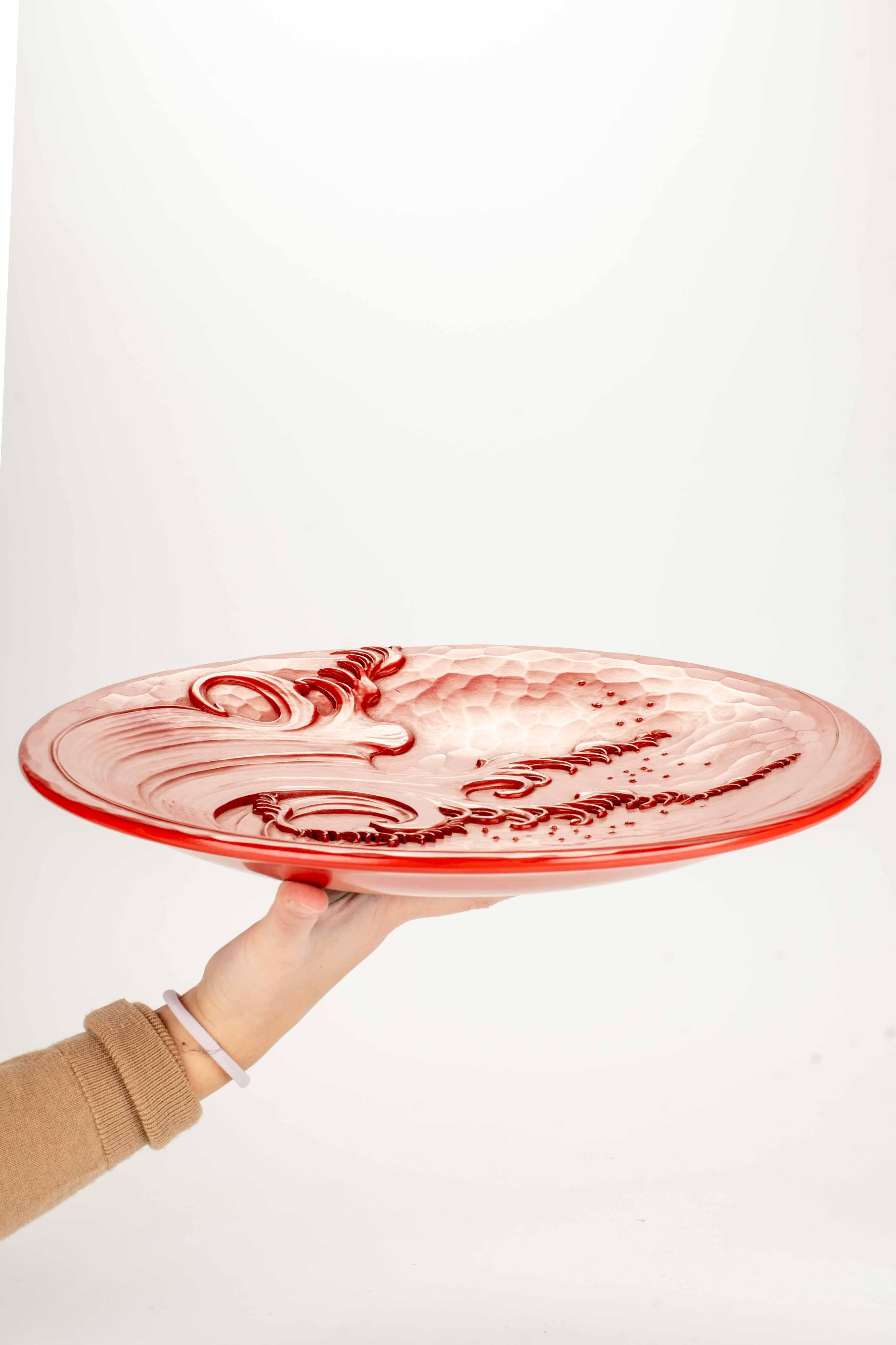 A lacquered wooden plate decorated in relief with a majestic wave In Excellent Condition In Milano, IT