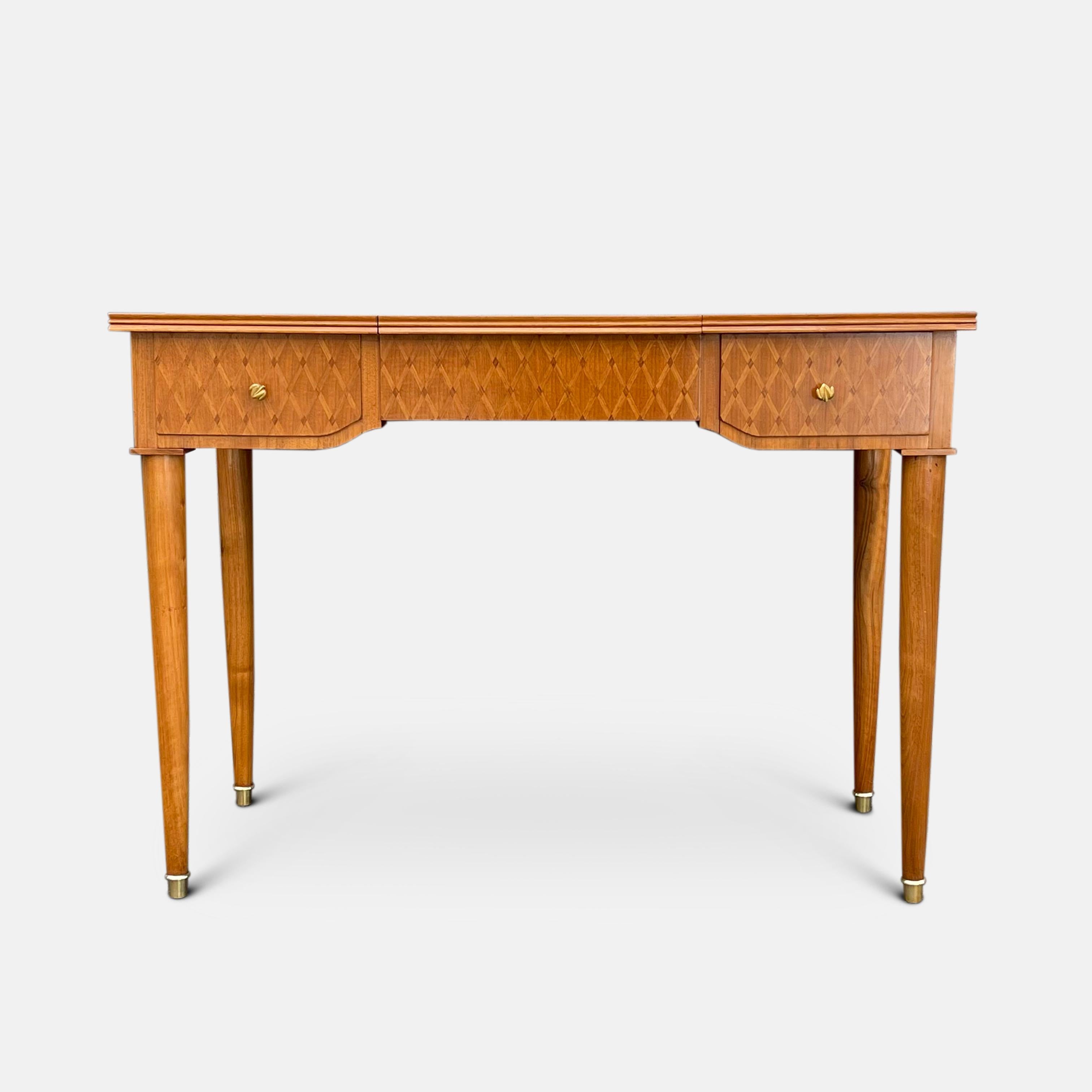 Schreib- und Schminktisch für Damen von Jules Leleu, ca. 1950er Jahre 
Ein schön proportioniertes Möbelstück, das eine Kombination aus Waschtisch und Schreibtisch darstellt. Die Mitte lässt sich anheben und gibt den Blick auf ein Fach und einen