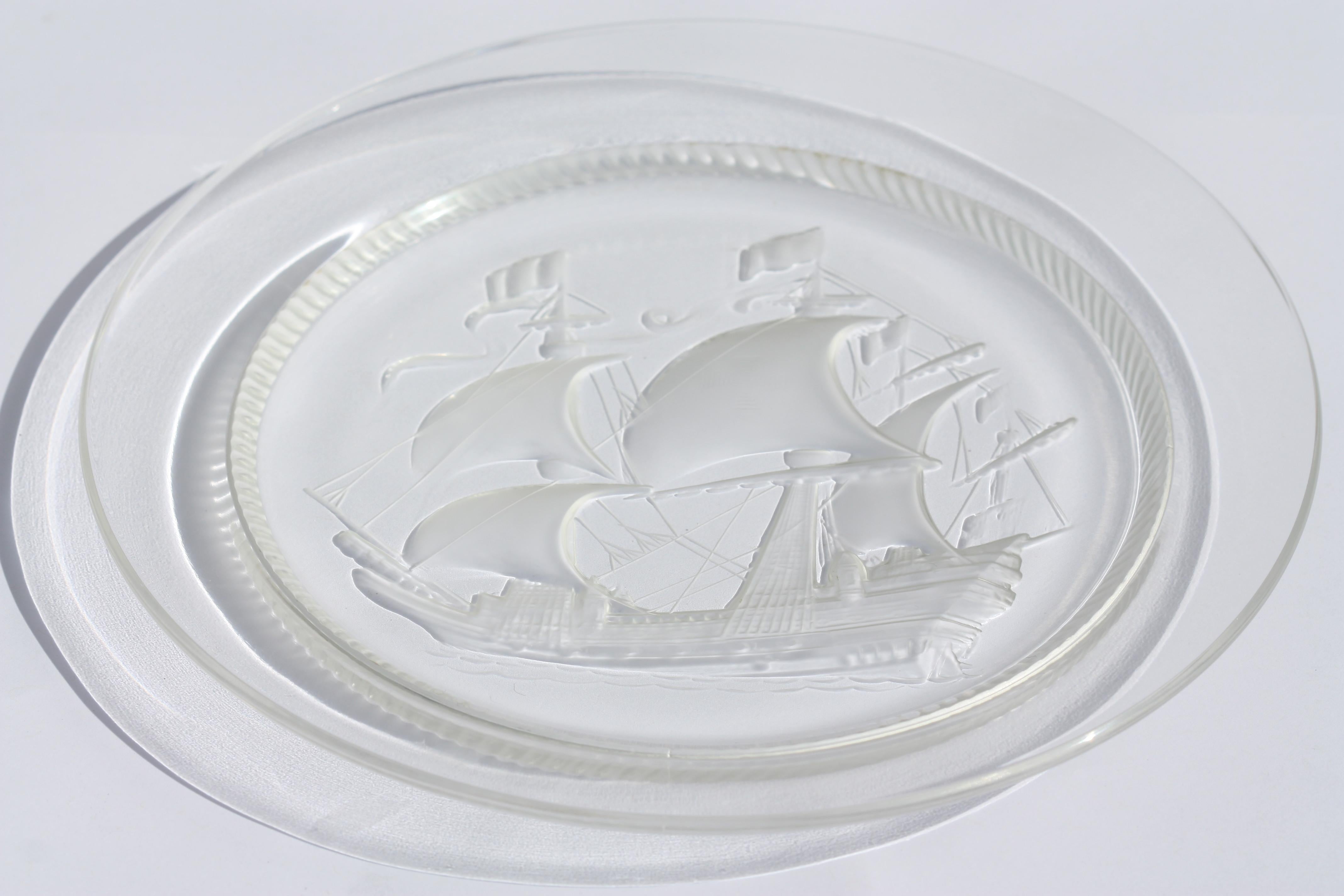 
Assiette en verre Ship en cristal Lalique, moderne
avec un navire en haute mer
signé
Lalique France
Diamètre de 21,59 cm (8,5 in.)
