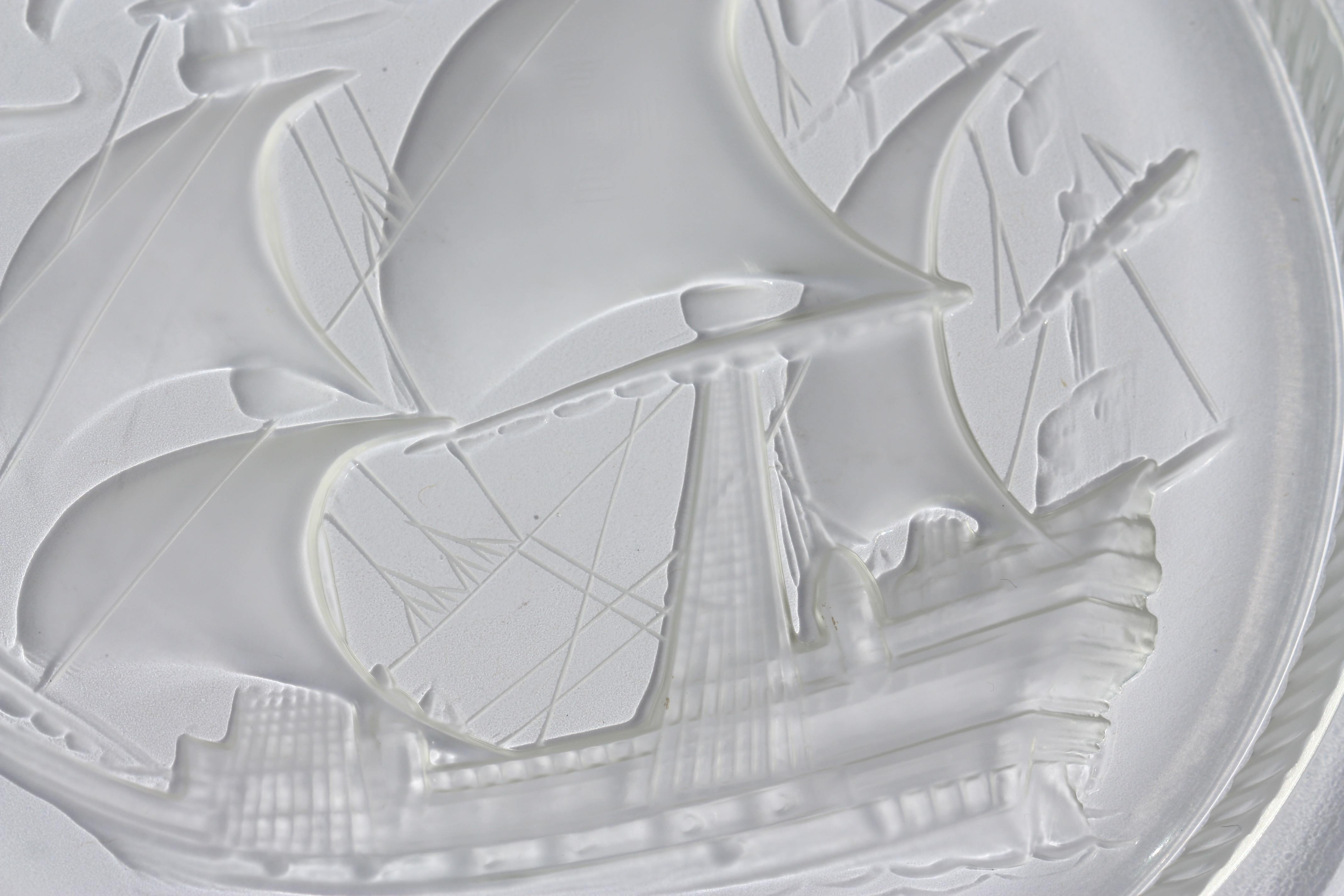  Assiette en verre Ship en cristal Lalique, moderne Bon état - En vente à West Palm Beach, FL
