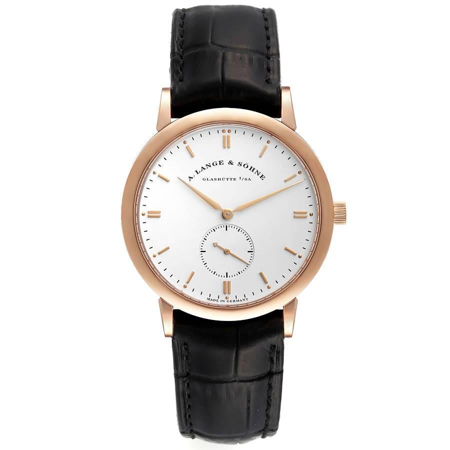A. Lange und Sohne Saxonia 37mm Rose Gold Silber Zifferblatt Herrenuhr 215.032. Uhrwerk mit Handaufzug. Gehäuse aus 18 Karat Roségold mit einem Durchmesser von 37 mm. Ausstellung Saphirboden. . Kratzfestes Saphirglas. Silbernes Zifferblatt mit