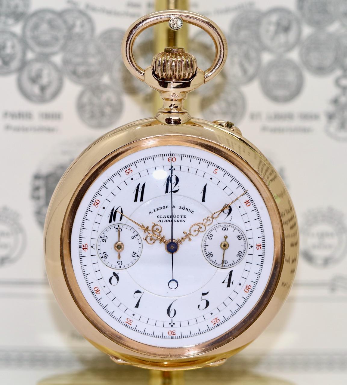 Diese exquisite und seltene Taschenuhr von A. Lange & Söhne stellt eine außergewöhnliche Kombination aus historischer Handwerkskunst und zeitloser Eleganz dar. Sie wurde um 1898 hergestellt und verkörpert die hohe Kunst der sächsischen