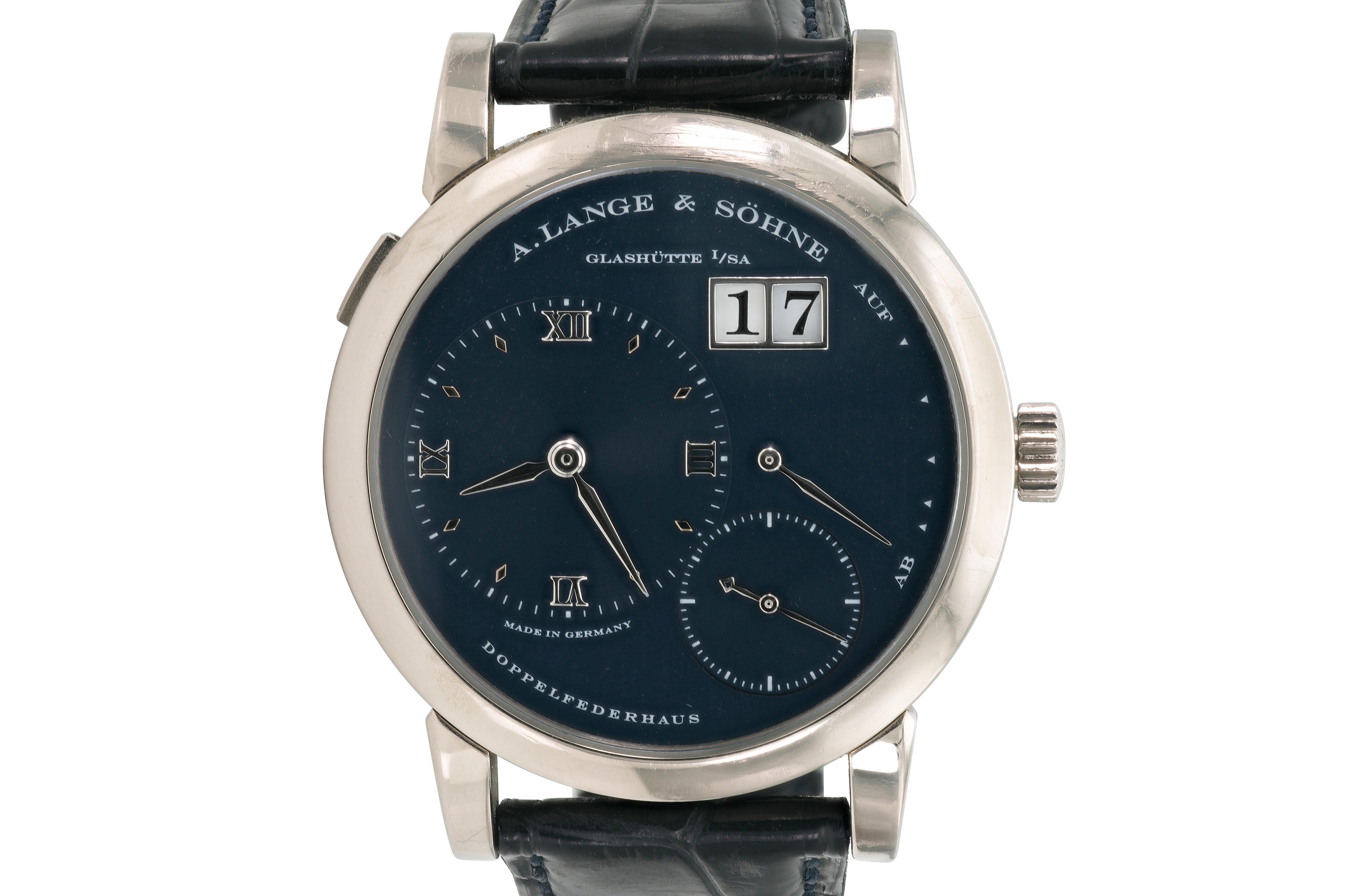 Finement réalisée en or blanc 18 carats avec un cadran bleu.
Face de 38 mm
Mouvement automatique
Modèle #32859