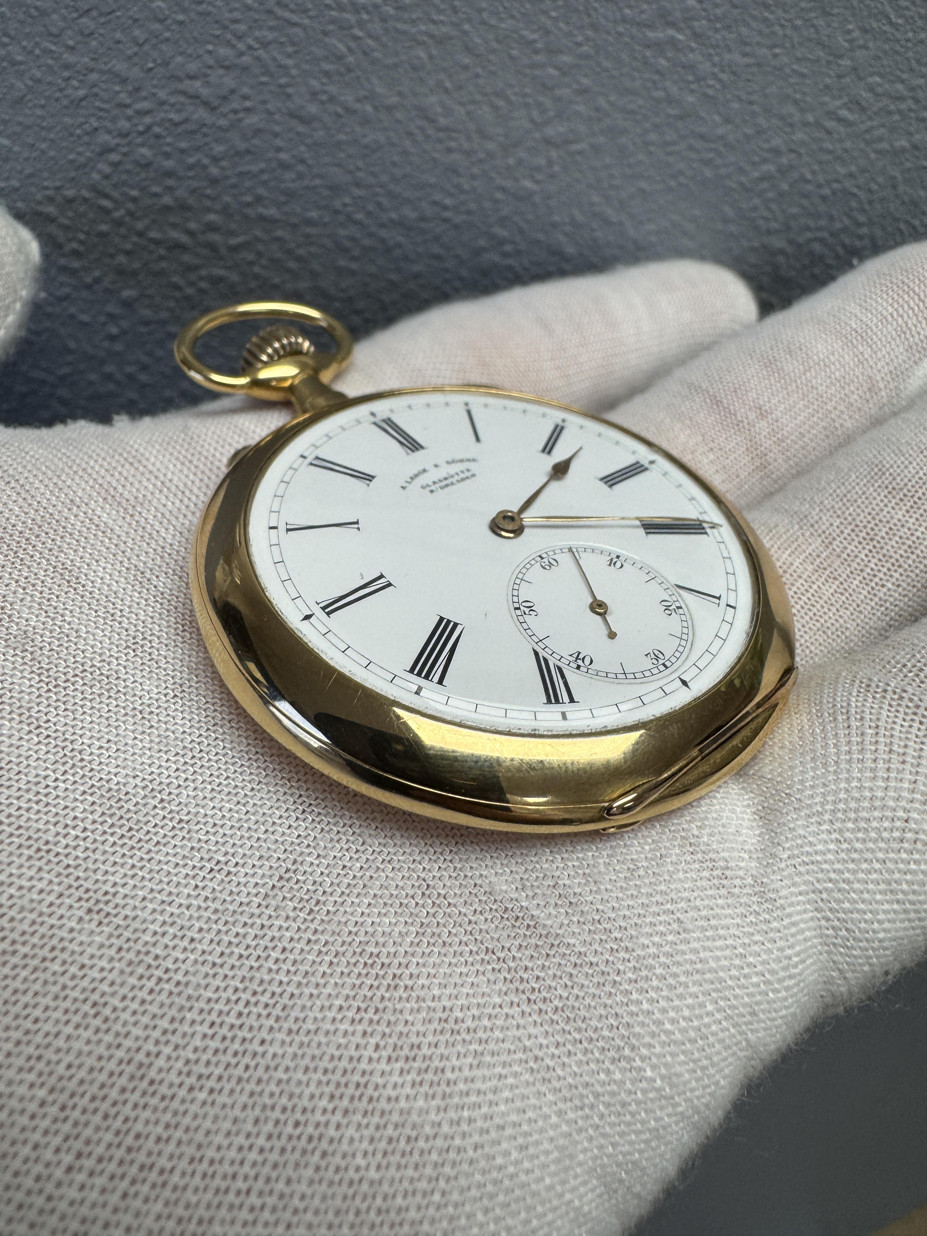 L'antico orologio da tasca A. Lange & Söhne è un pezzo straordinario realizzato in oro giallo 18 carati, che sfoggia un design classico del 1900. Con una cassa di 54 mm, questo orologio aperto presenta un delicato quadrante in porcellana ornato da