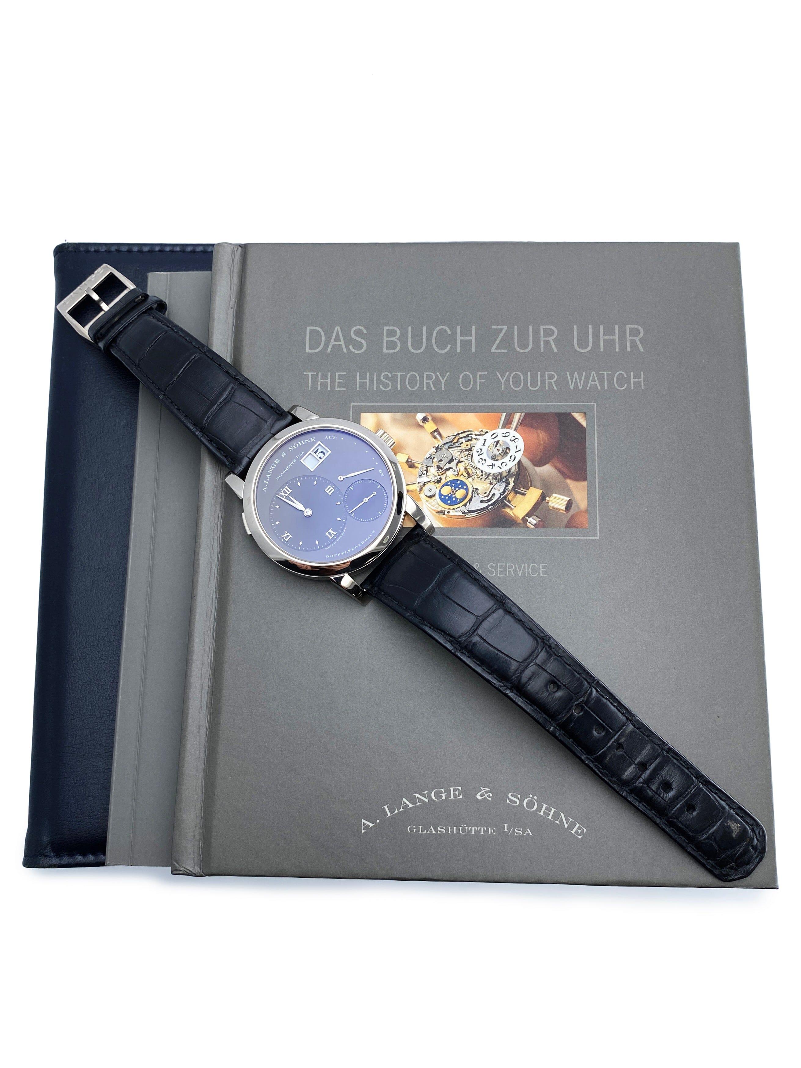 A. Lange & Sohn Lange 1 101.030/LS1013AG Herrenuhr. 38,5 mm Gehäuse aus 18 Karat Weißgold. Geglättete Lünette aus 18 Karat Weißgold. Graues Zifferblatt mit Weißgoldzeigern und römischen Ziffern und Indexen. Die kleine Sekunde wird zwischen 3 und 6