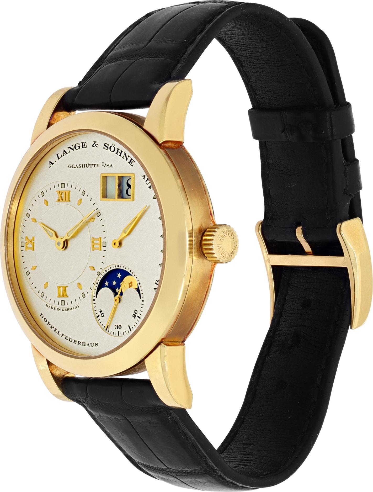 A. Lange & Sohne 1 Moonphase in 18 Karat Gelbgold an einem schwarzen Alligatorarmband mit 18 Karat Dornschließe. Handaufzugswerk unter Glas mit Sekundenanzeige, Datum, Mondphase und Gangreserve. Gehäusegröße 38 mm. Mit Schachtel. Ref 109.021. Fein