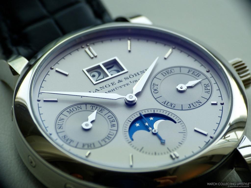 A. Lange & Söhne.
This particular model is the Saxonia Annual Calendar, made in an 18kt white gold case with a sapphire crystal glass exhibition case back.
Fitted with a highly complicate and decorated Lange Calibre L085.1 SAX-0-MAT mechanically