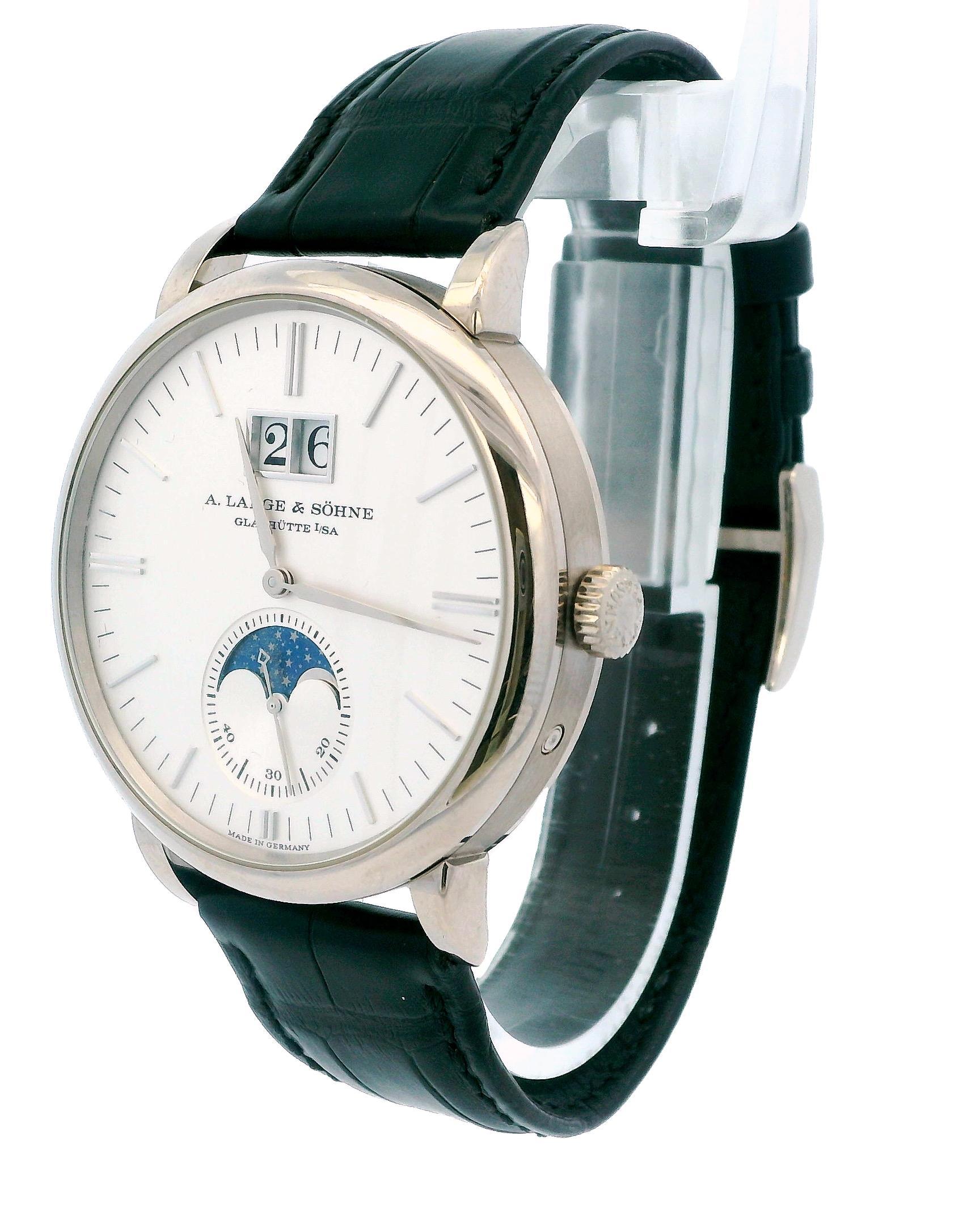 A. Lange & Söhne Saxonia Mondphasenuhr. Dieser exquisite Zeitmesser hat eine runde Form und ist aus 18 Karat Gold gefertigt. Die Uhr verfügt über ein automatisches Uhrwerk und eine Mondphasenfunktion. Das Zifferblatt ist makellos weiß mit