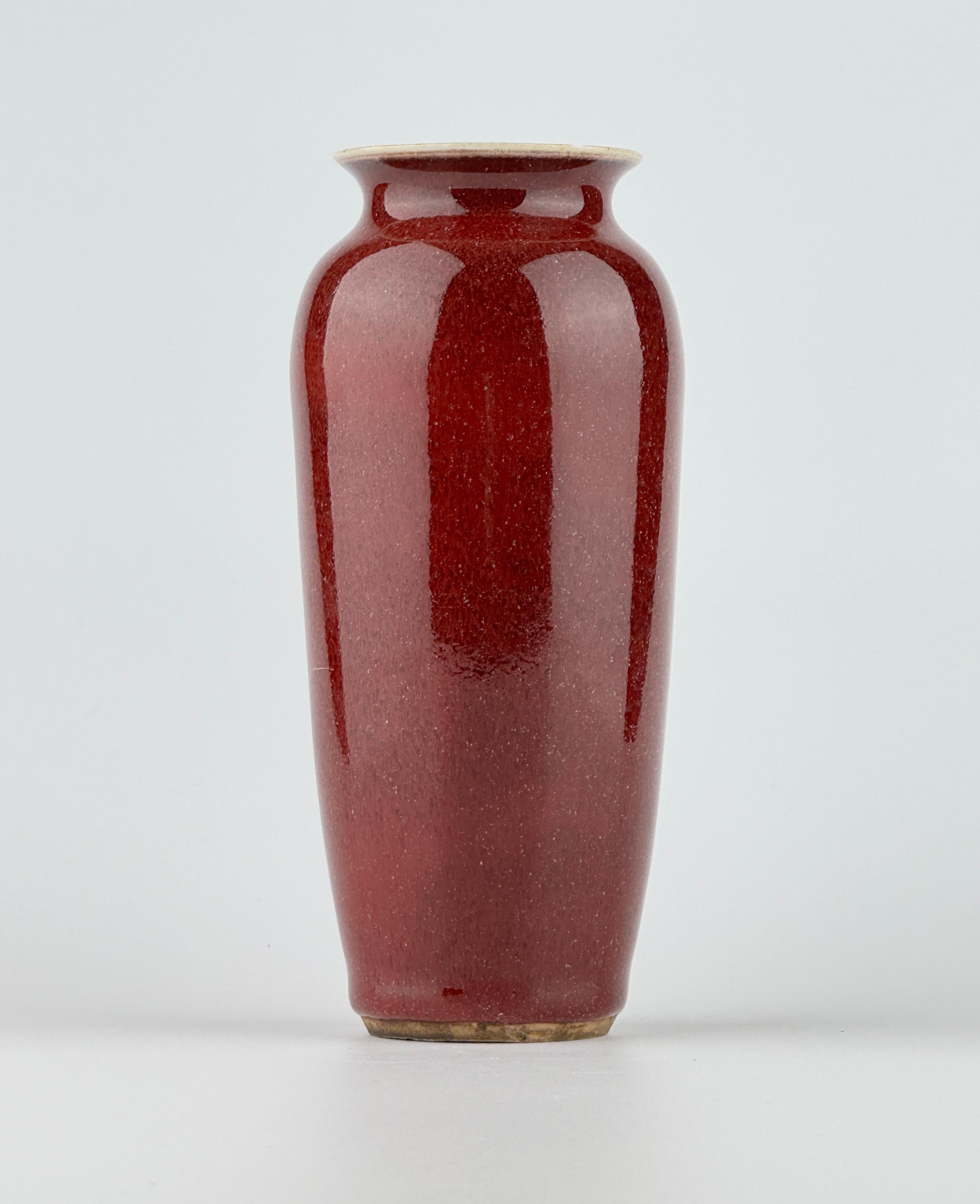 Questo vaso di Langyao smaltato di rosso mostra un'eccellente consistenza dello smalto e una ricca colorazione. La profonda tonalità rosso-violacea ottenuta con la cottura in riduzione di rame si sviluppa in modo uniforme, con uno smalto spesso e