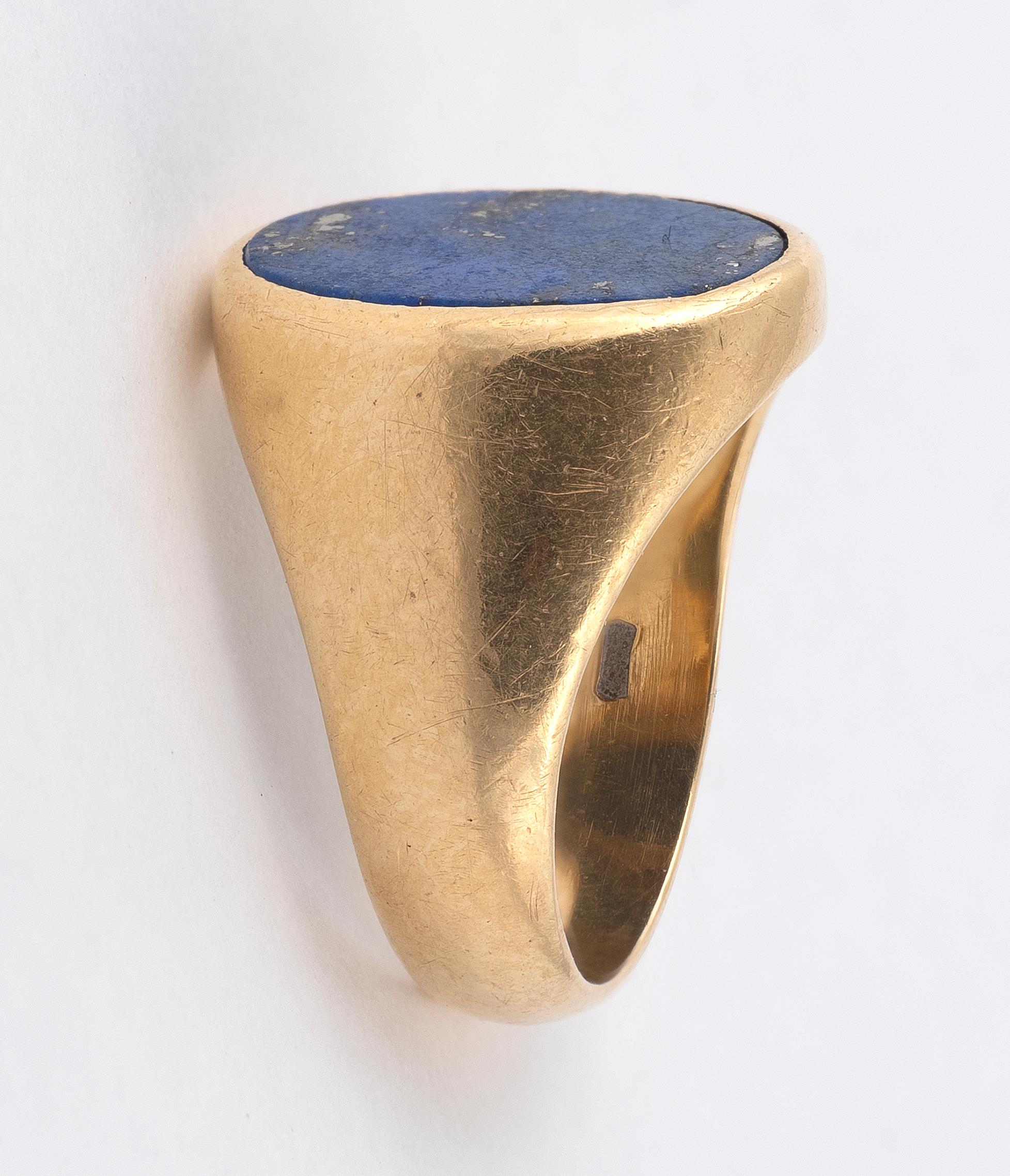 Centering a lapis lazuli tablet measuring approximately 15mm x 10mm; mounted in 18k gold; size: 5
Weight : 6,52gr