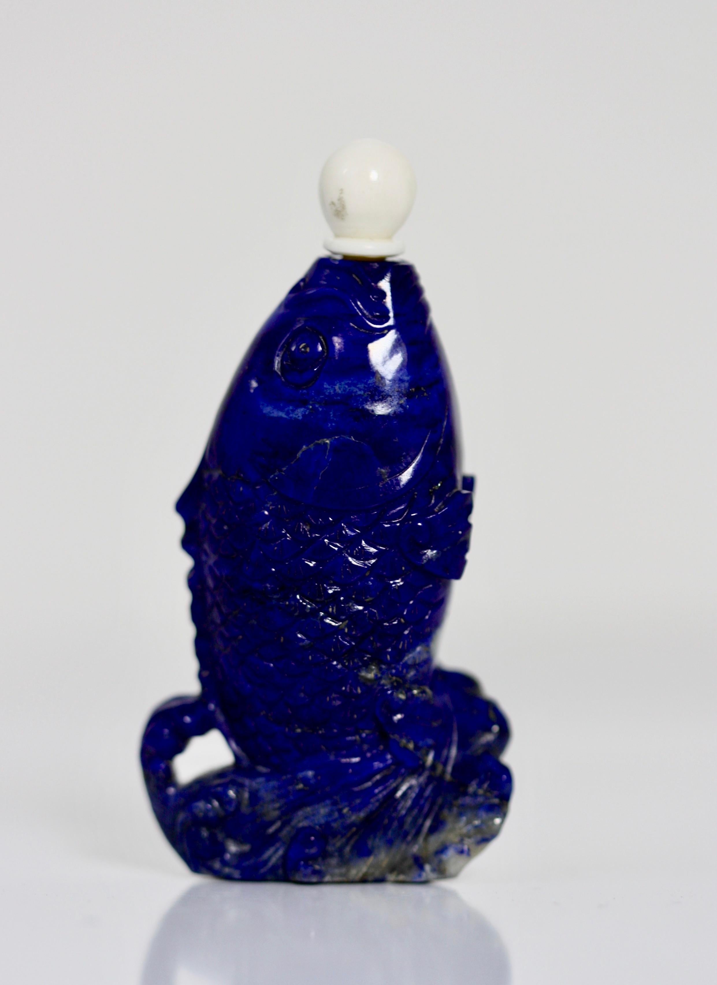 Lapislazuli-Schnupftabakflasche
Chinesisch,
geschnitzt in Form eines Fisches, mit Stopfen
Maße: Höhe 2,5 in. (6,5 cm.).