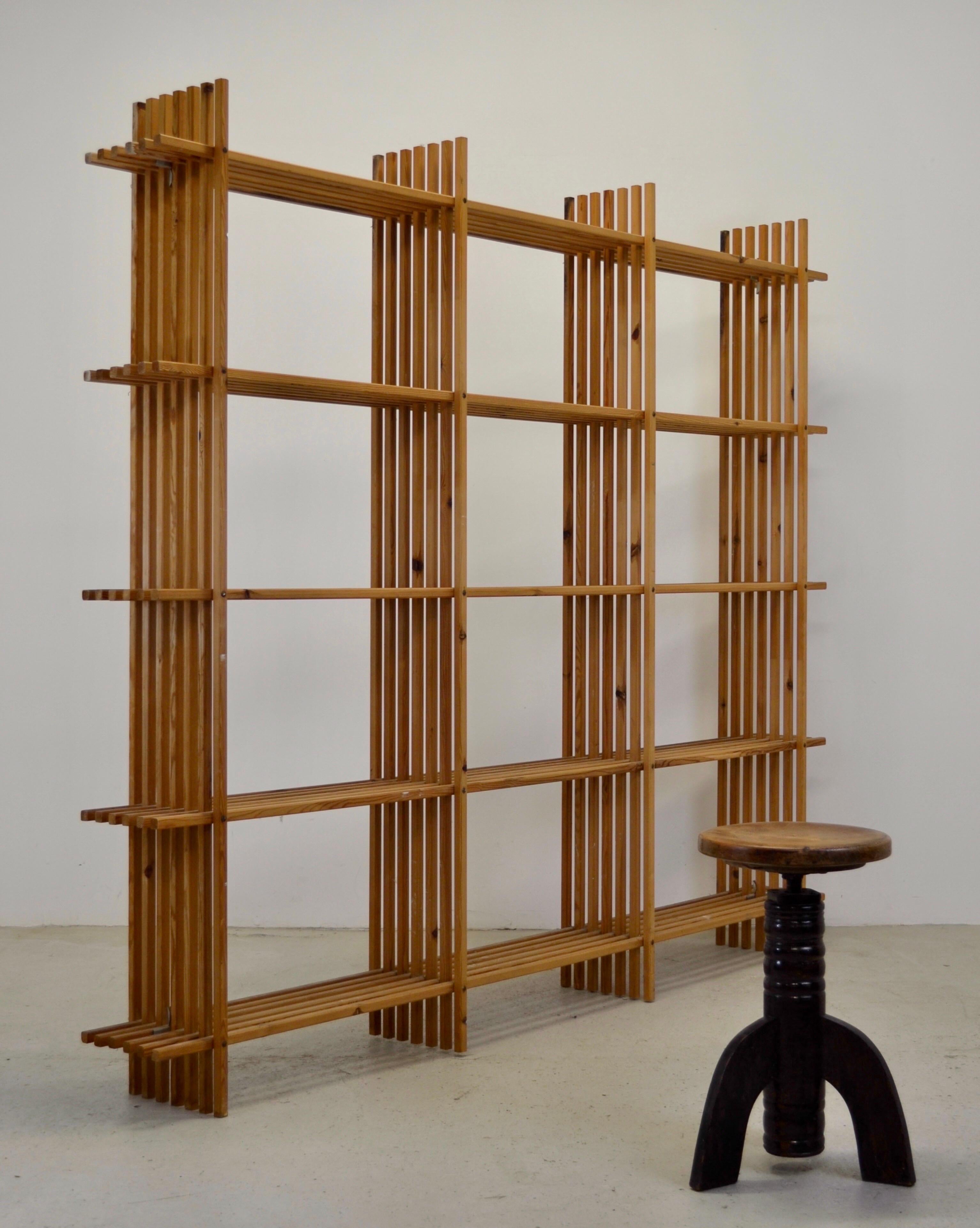 A larch wood geometric bookcase - France 1960. For Sale 3