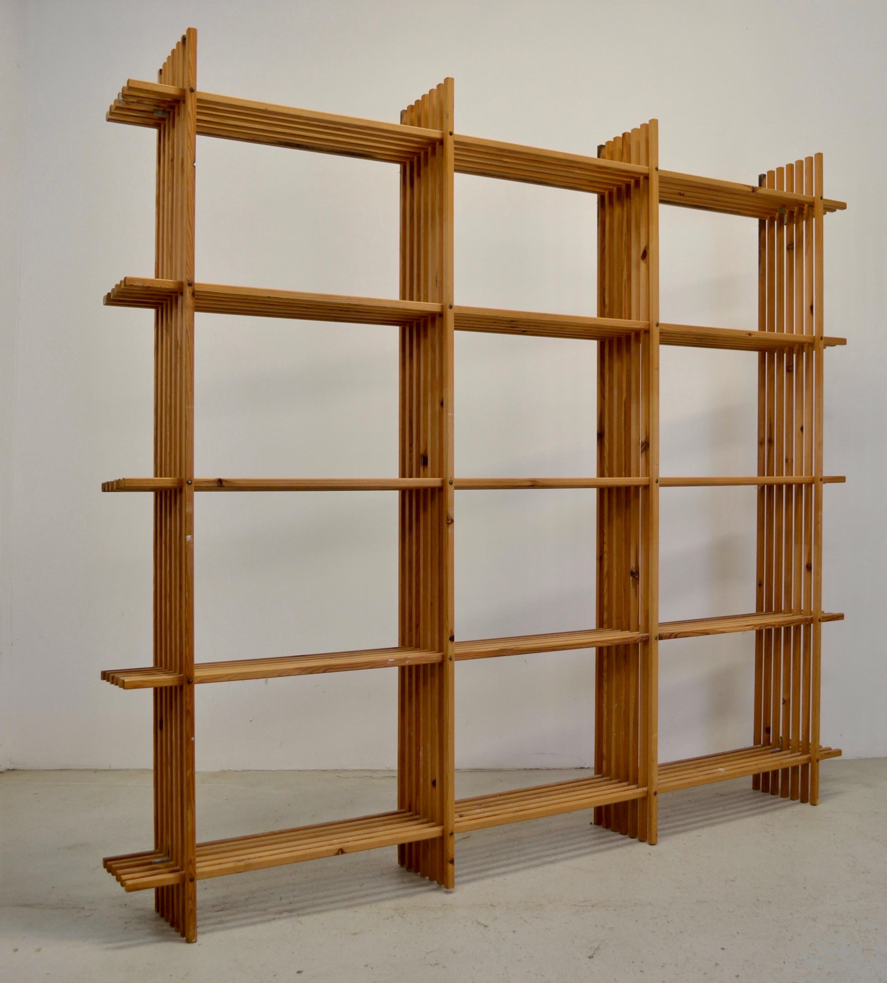 French A larch wood geometric bookcase - France 1960. For Sale