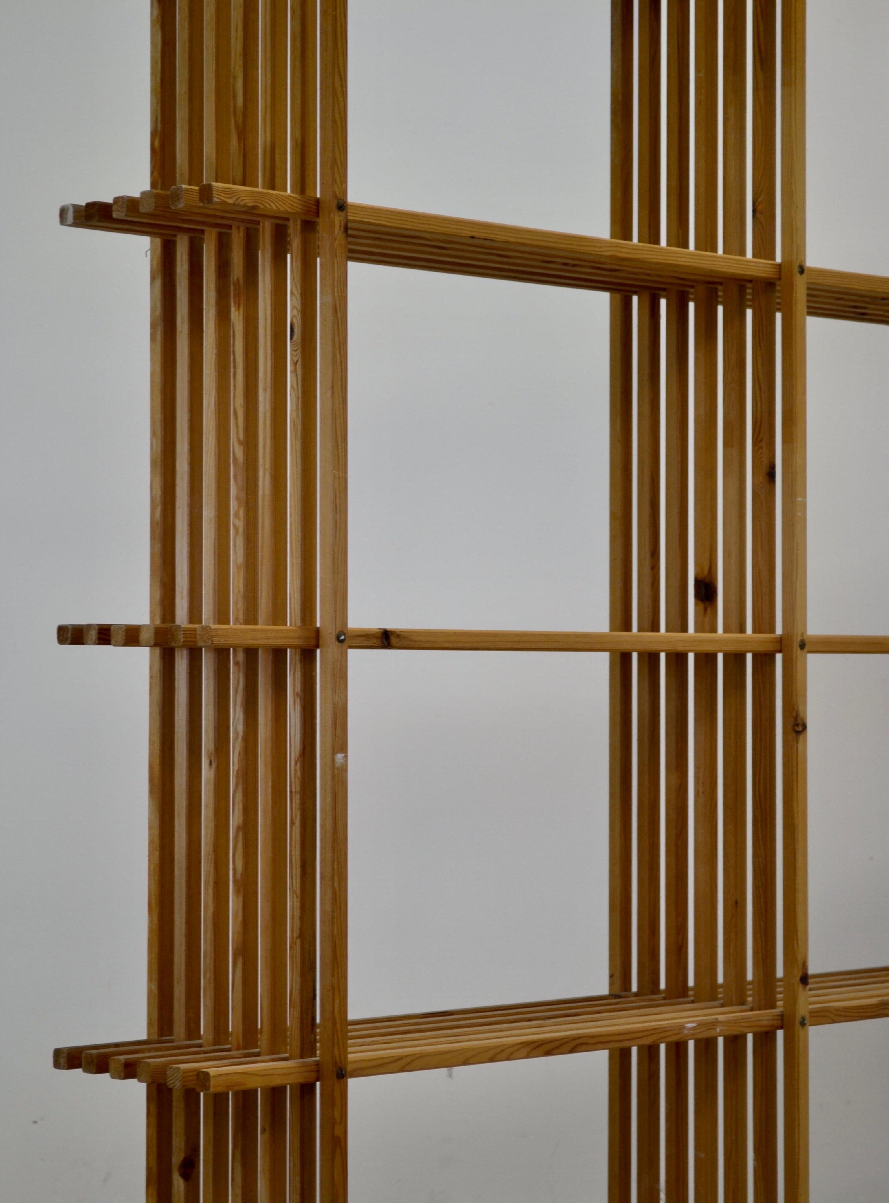 A larch wood geometric bookcase - France 1960. For Sale 2