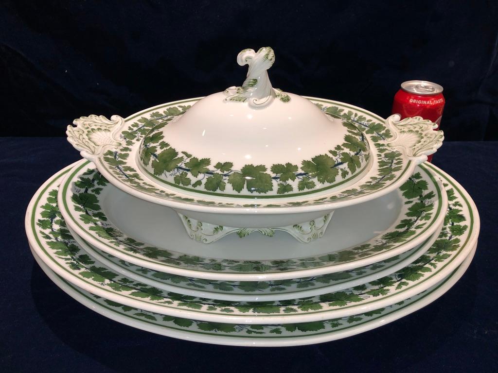 Großes Meissen Porcelain Tafelservice mit grüner Rebe aus dem 20. Jahrhundert, 121 Total Pieces im Angebot 3