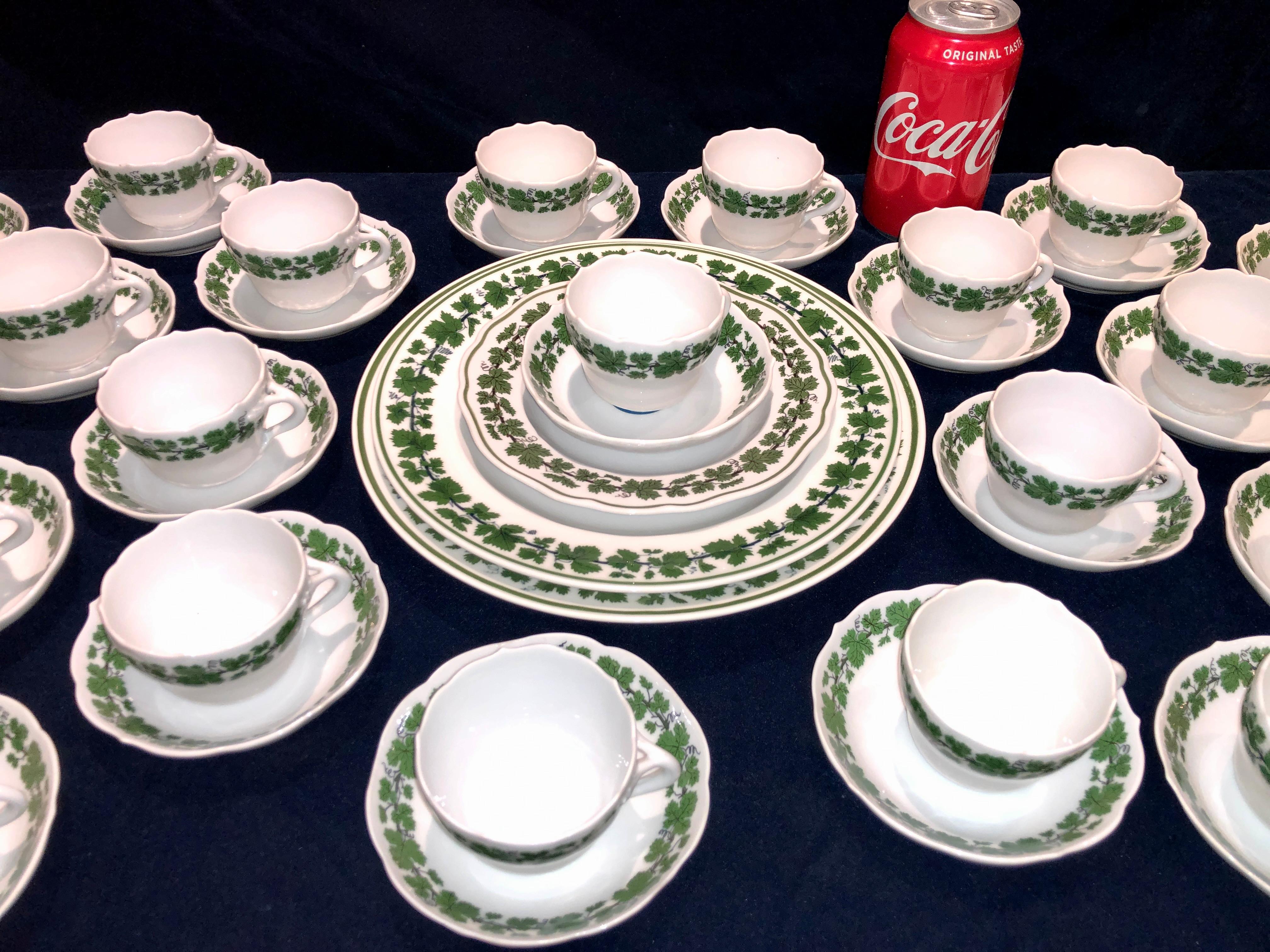Großes Meissen Porcelain Tafelservice mit grüner Rebe aus dem 20. Jahrhundert, 121 Total Pieces im Angebot 4