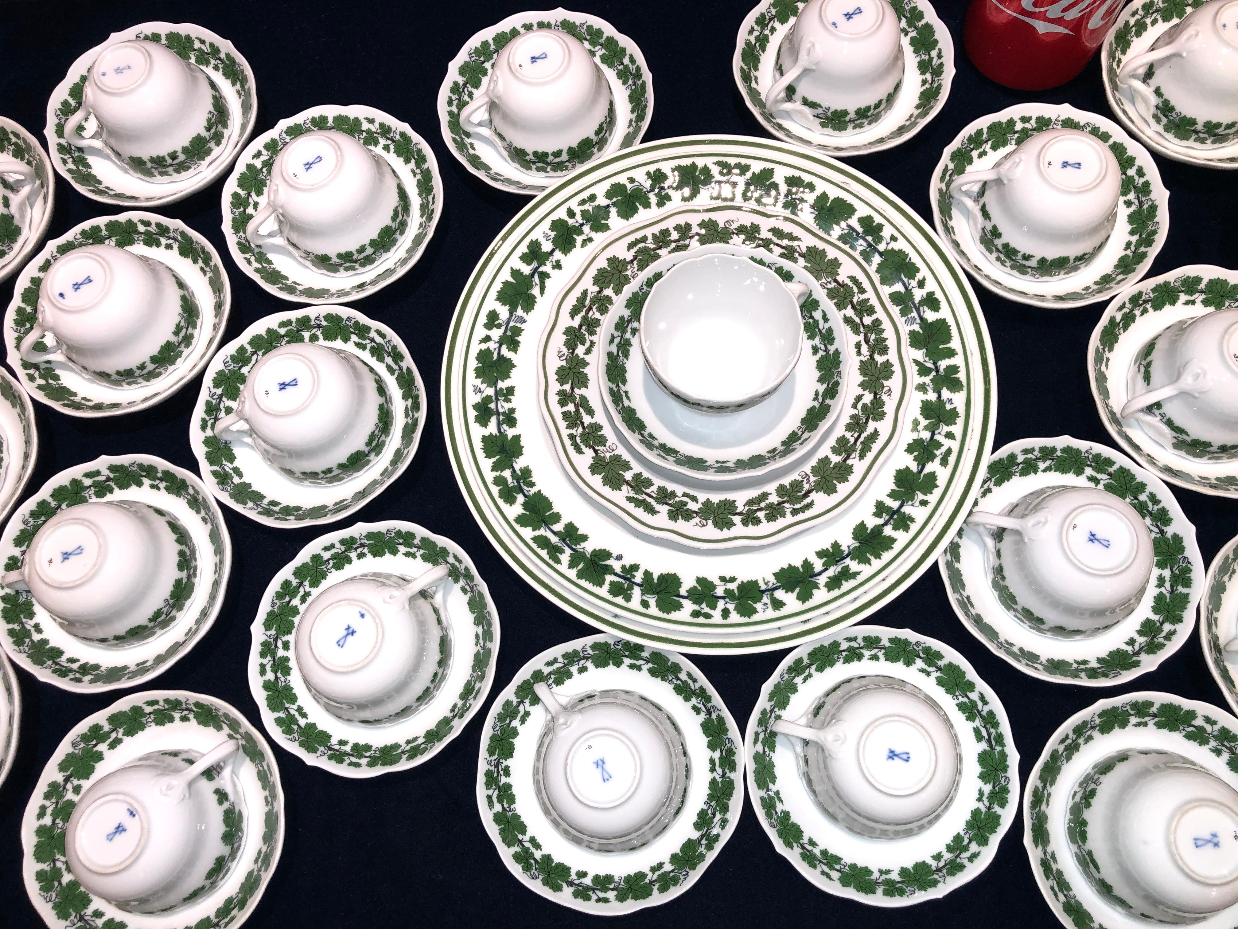 Großes Meissen Porcelain Tafelservice mit grüner Rebe aus dem 20. Jahrhundert, 121 Total Pieces im Angebot 5