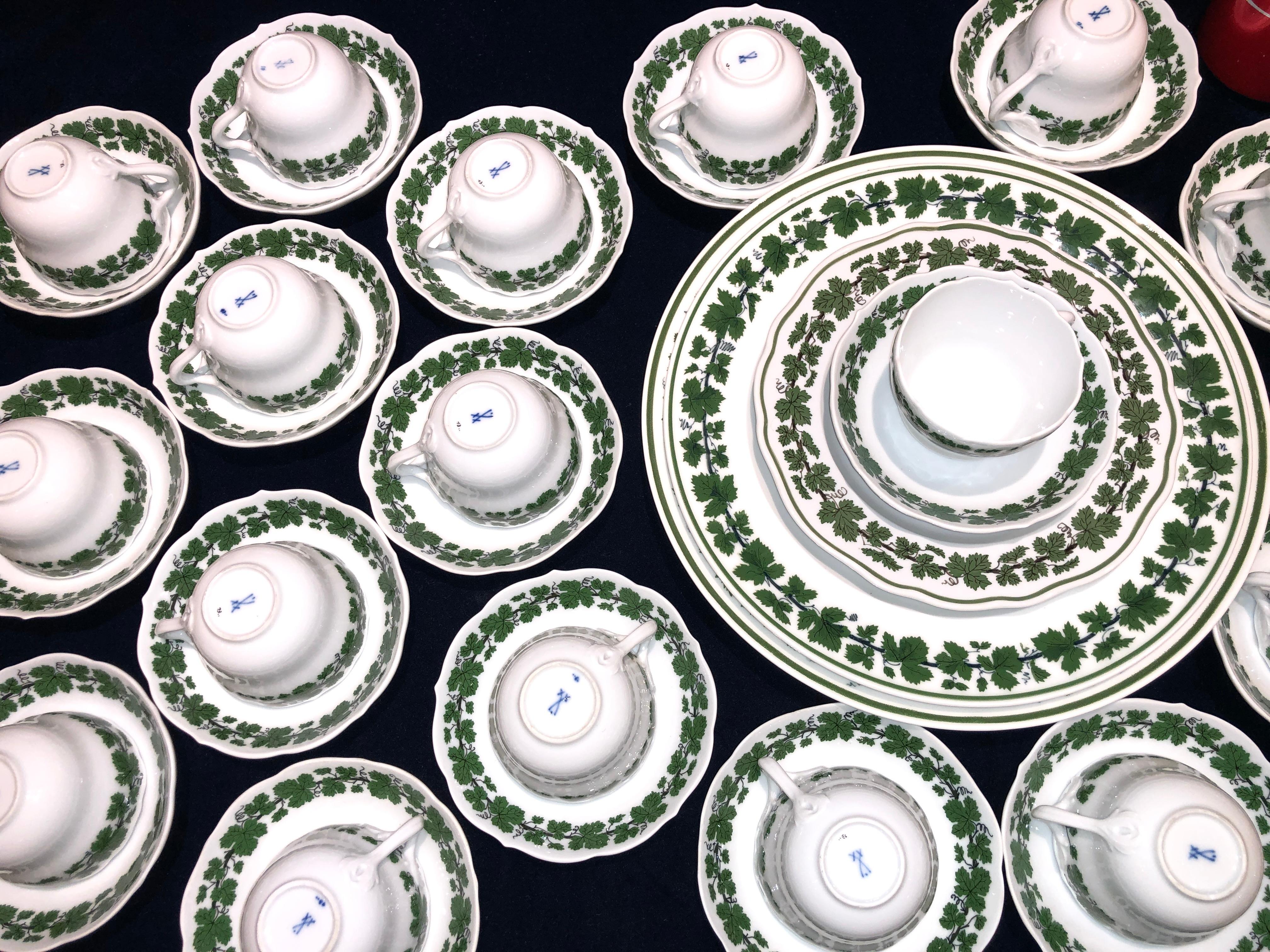 Großes Meissen Porcelain Tafelservice mit grüner Rebe aus dem 20. Jahrhundert, 121 Total Pieces im Angebot 6
