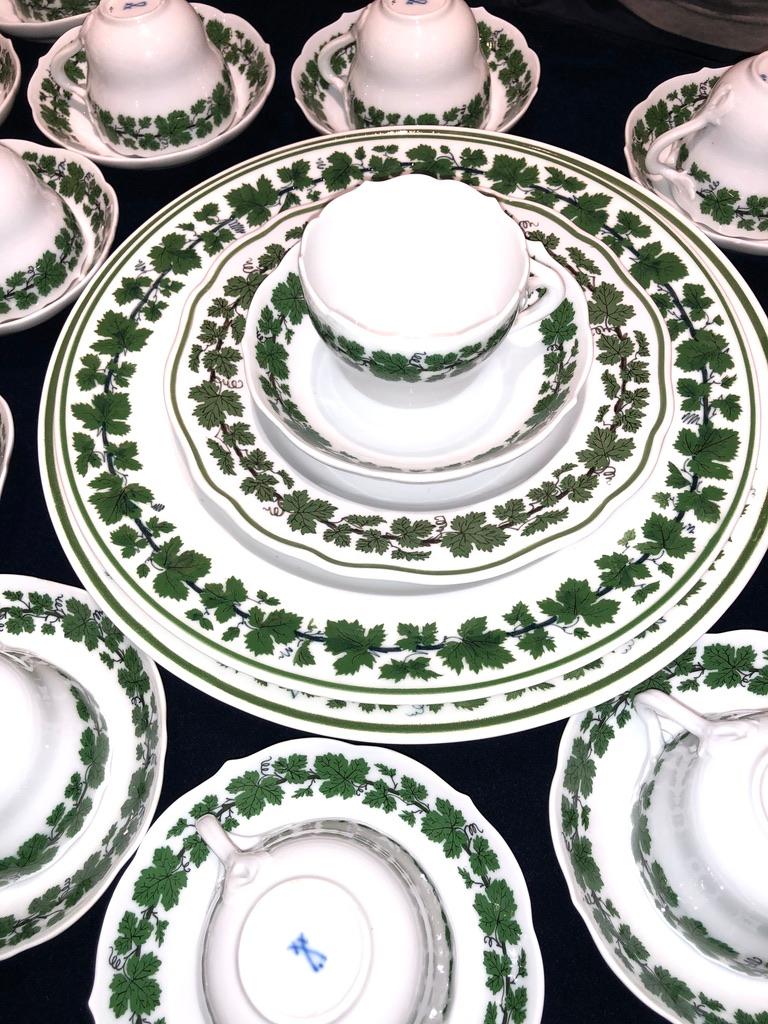 Großes Meissen Porcelain Tafelservice mit grüner Rebe aus dem 20. Jahrhundert, 121 Total Pieces im Angebot 7