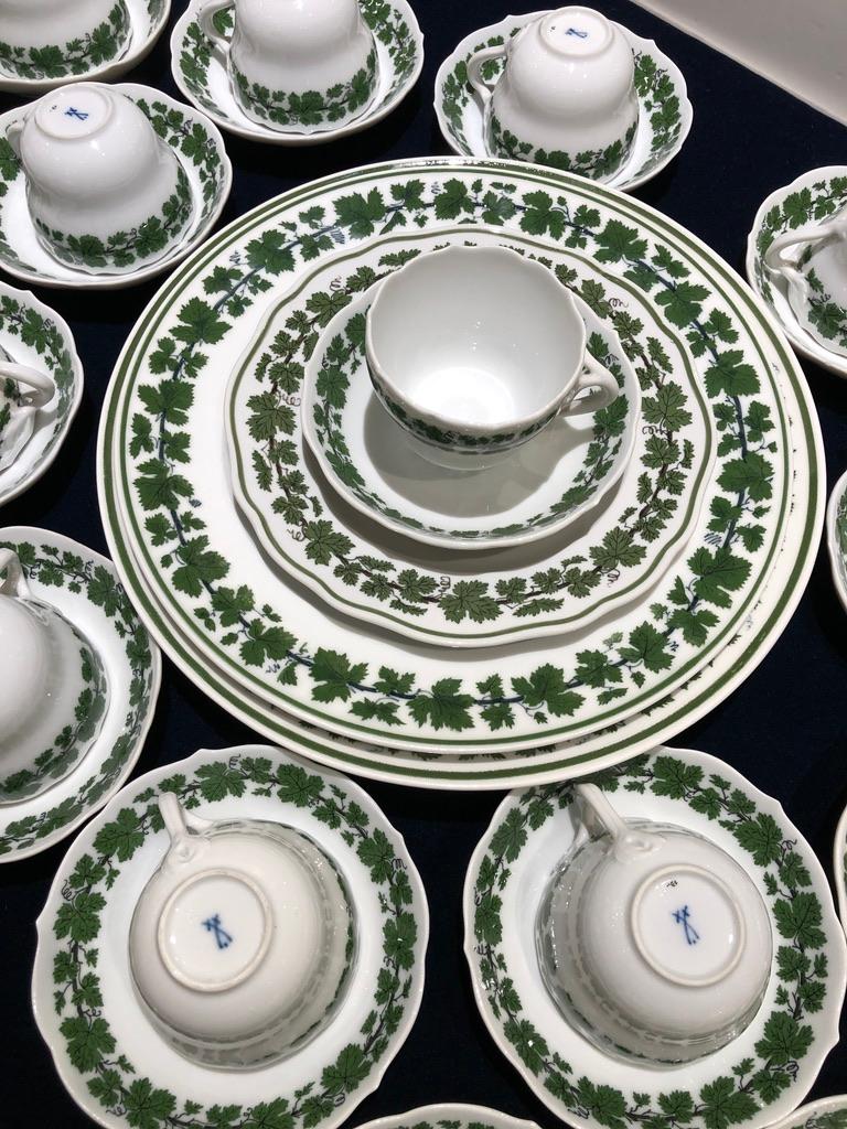 Großes Meissen Porcelain Tafelservice mit grüner Rebe aus dem 20. Jahrhundert, 121 Total Pieces im Angebot 8