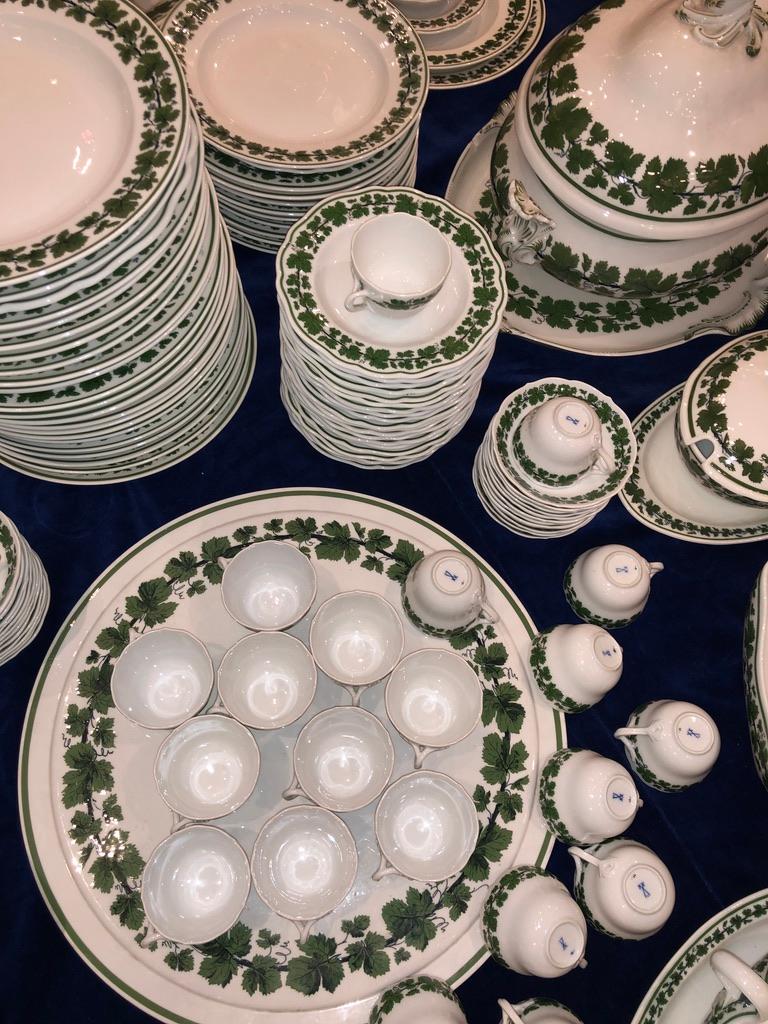 Großes Meissen Porcelain Tafelservice mit grüner Rebe aus dem 20. Jahrhundert, 121 Total Pieces (Sonstiges) im Angebot