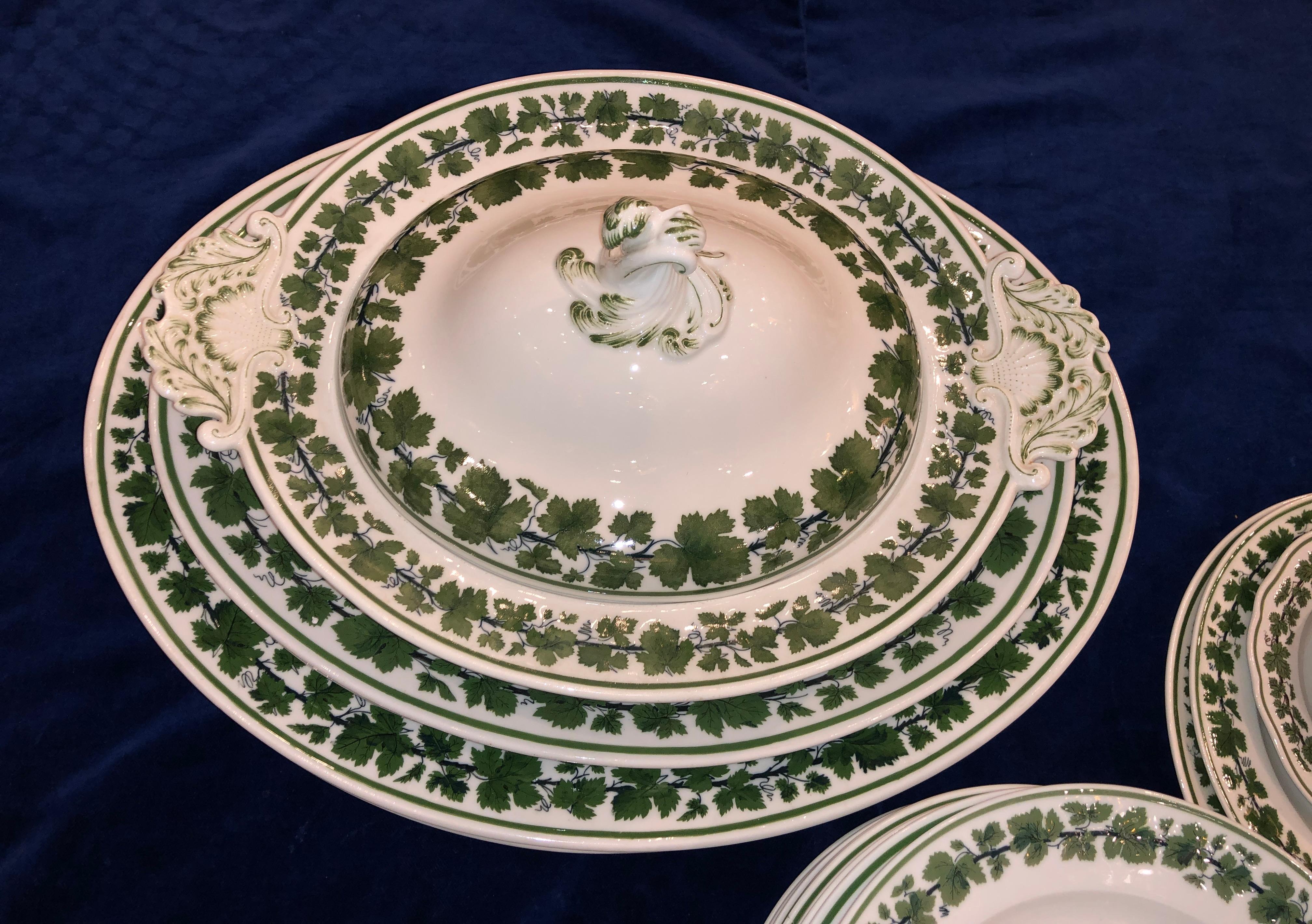 Großes Meissen Porcelain Tafelservice mit grüner Rebe aus dem 20. Jahrhundert, 121 Total Pieces (Deutsch) im Angebot