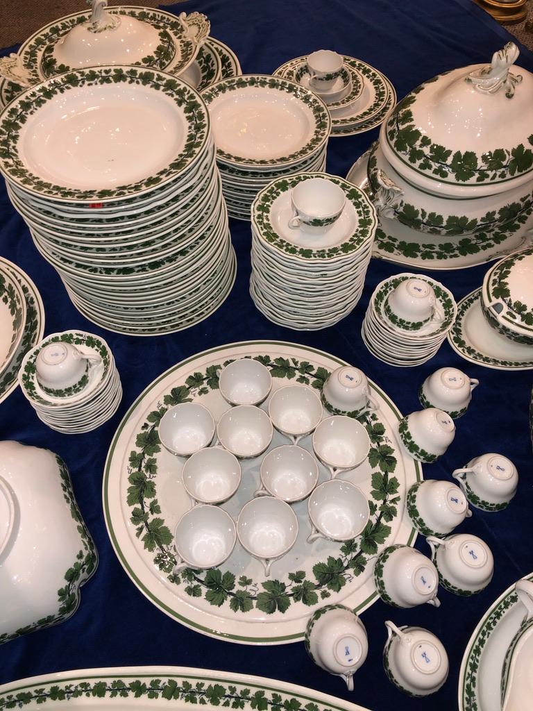 Großes Meissen Porcelain Tafelservice mit grüner Rebe aus dem 20. Jahrhundert, 121 Total Pieces (Handbemalt) im Angebot