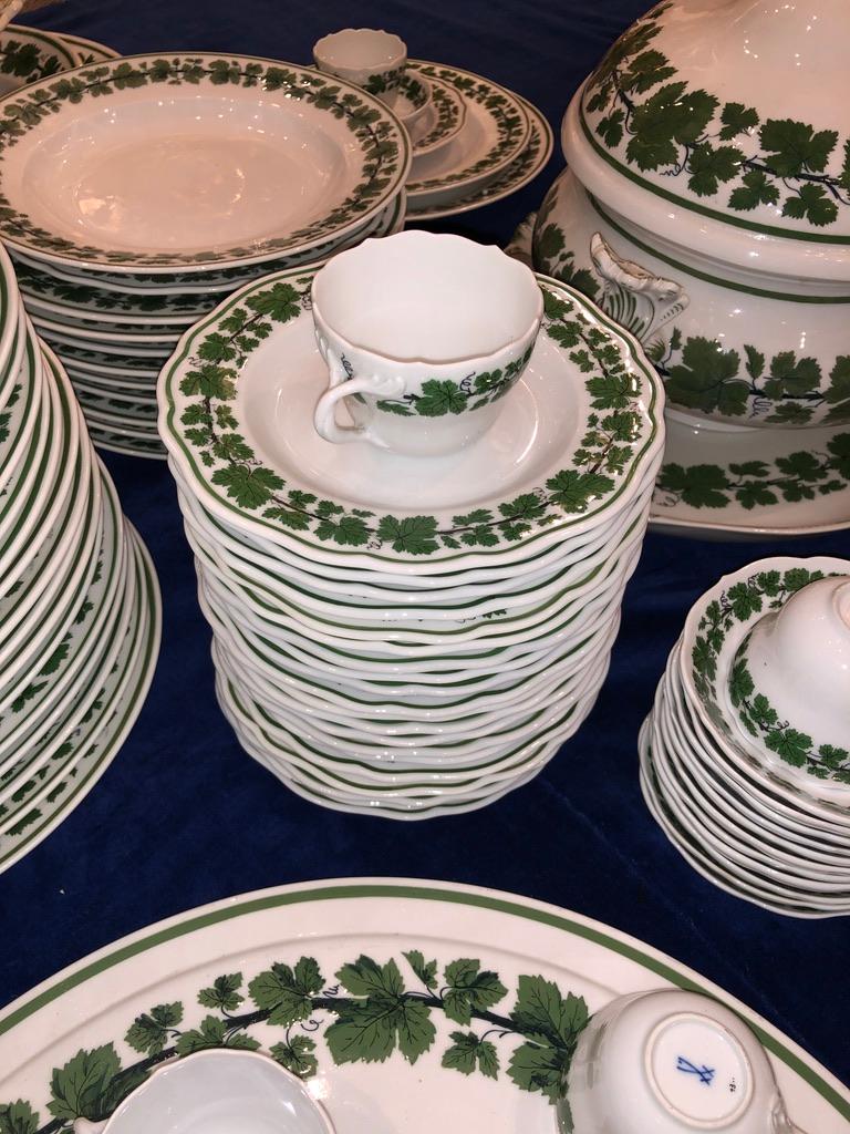 Großes Meissen Porcelain Tafelservice mit grüner Rebe aus dem 20. Jahrhundert, 121 Total Pieces im Zustand „Gut“ im Angebot in New York, NY
