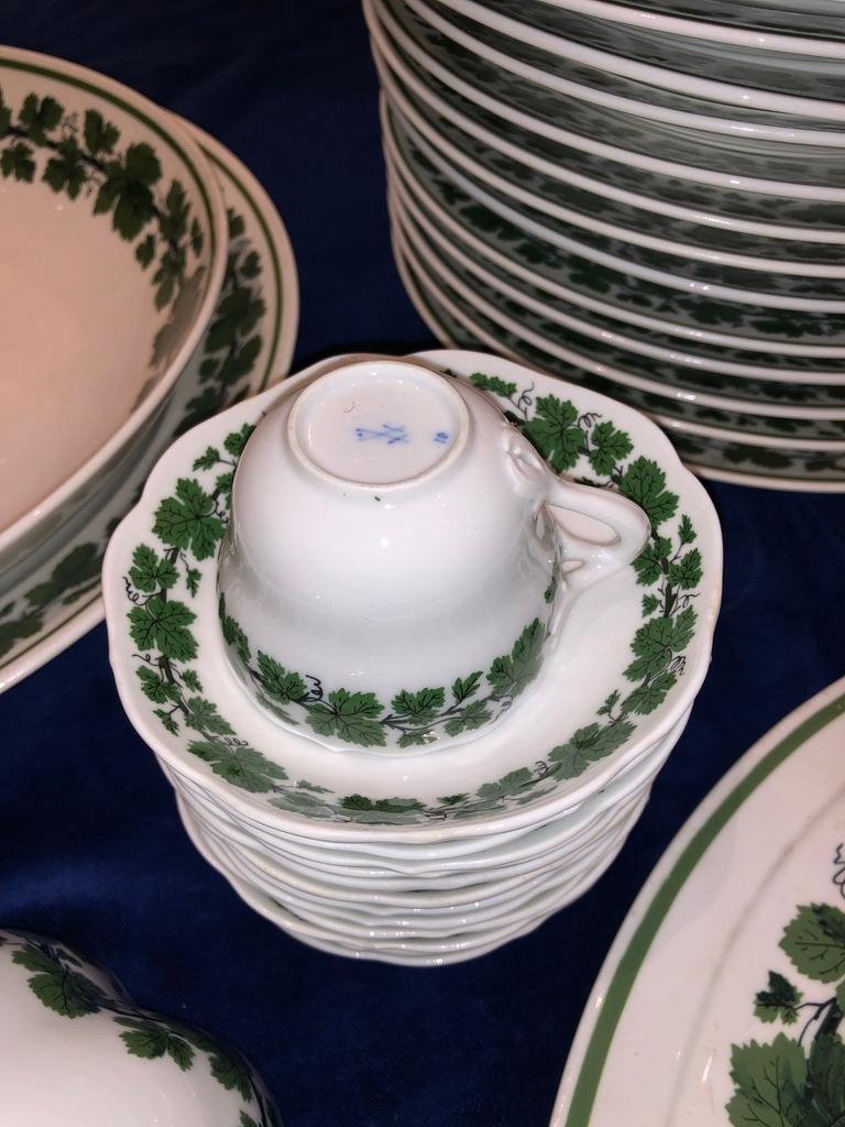 Großes Meissen Porcelain Tafelservice mit grüner Rebe aus dem 20. Jahrhundert, 121 Total Pieces (Porzellan) im Angebot
