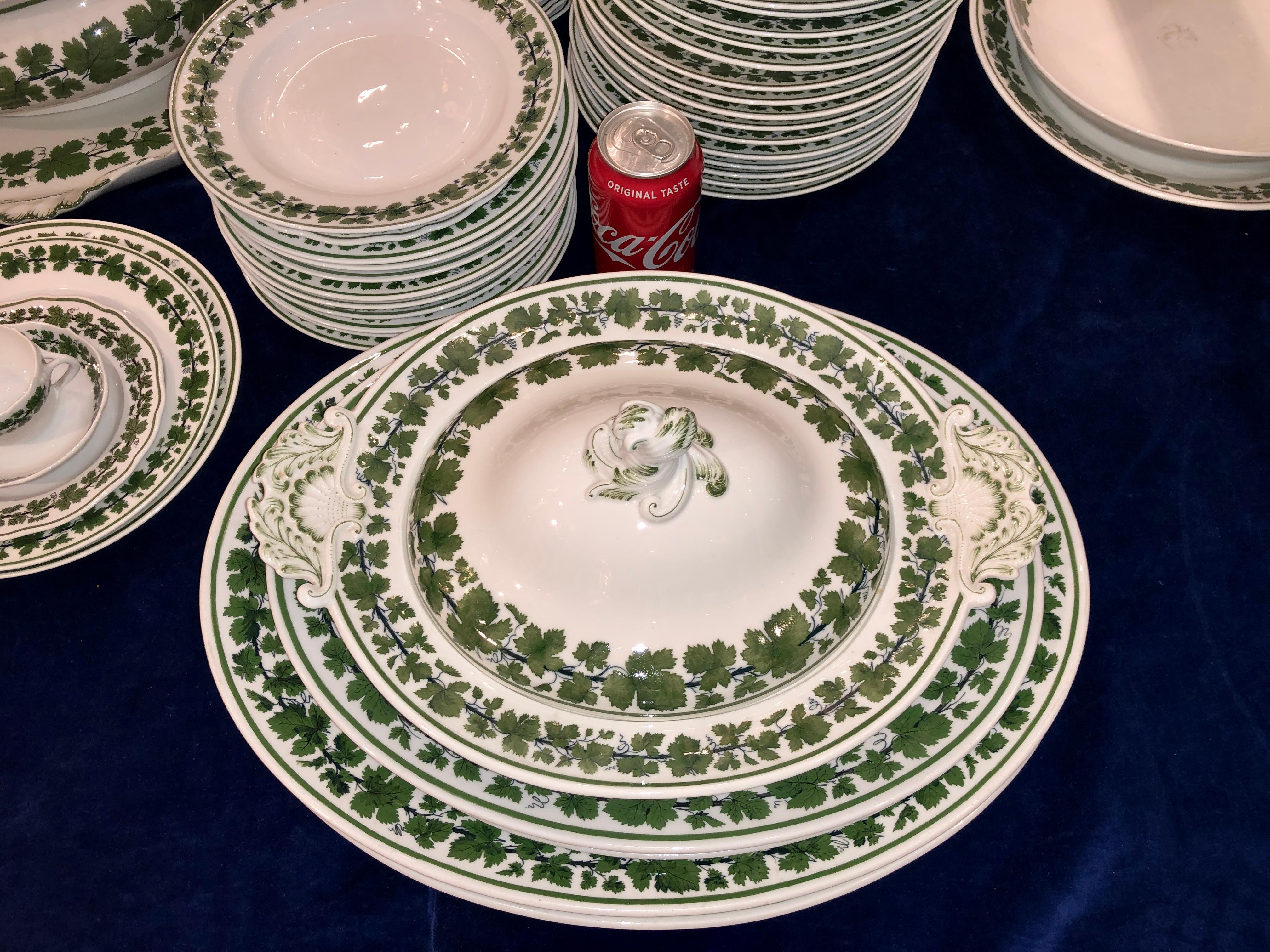 Großes Meissen Porcelain Tafelservice mit grüner Rebe aus dem 20. Jahrhundert, 121 Total Pieces im Angebot 1