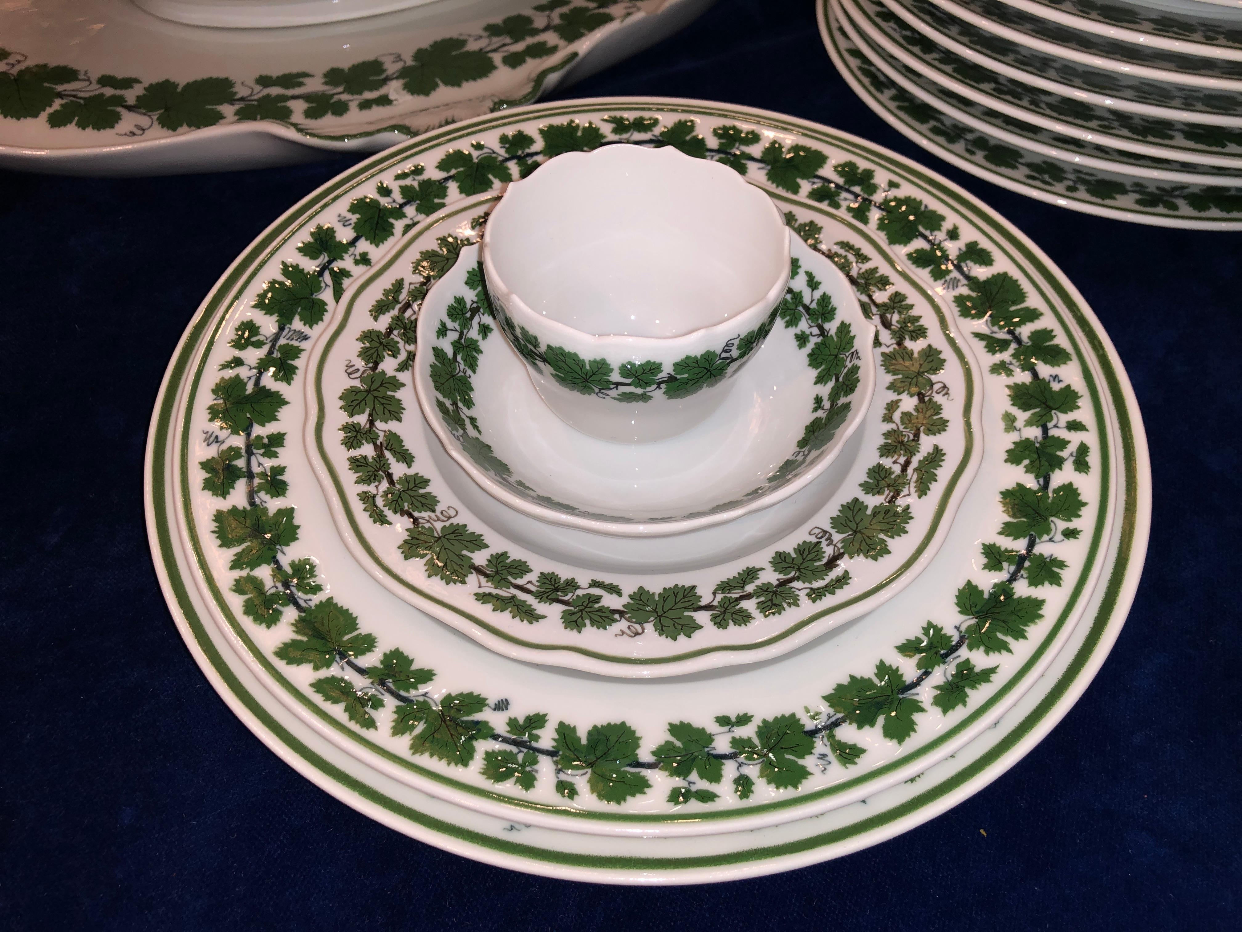Großes Meissen Porcelain Tafelservice mit grüner Rebe aus dem 20. Jahrhundert, 121 Total Pieces im Angebot 2