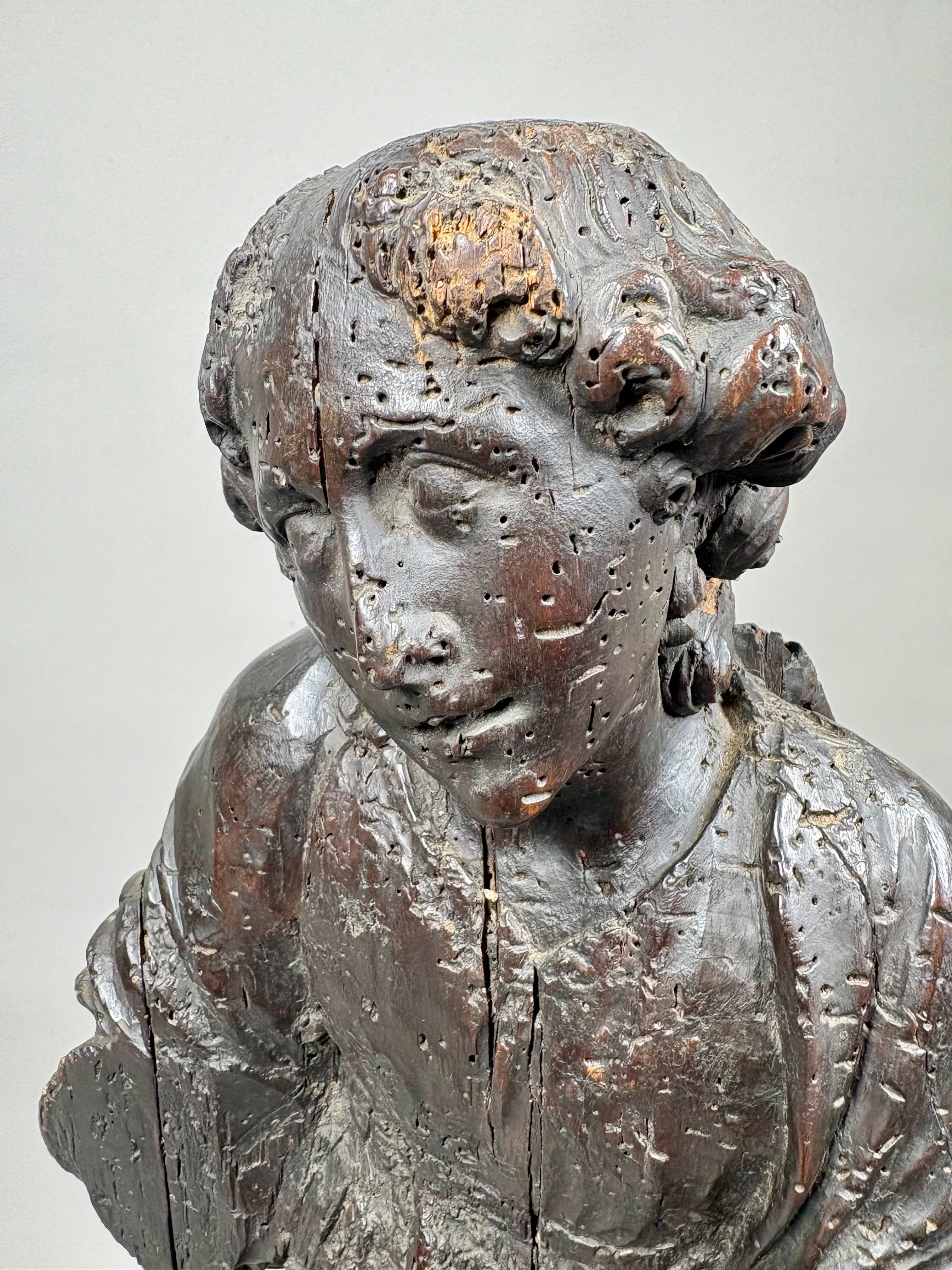 Una grande scultura in legno del XVI secolo raffigurante un angelo in vendita 2